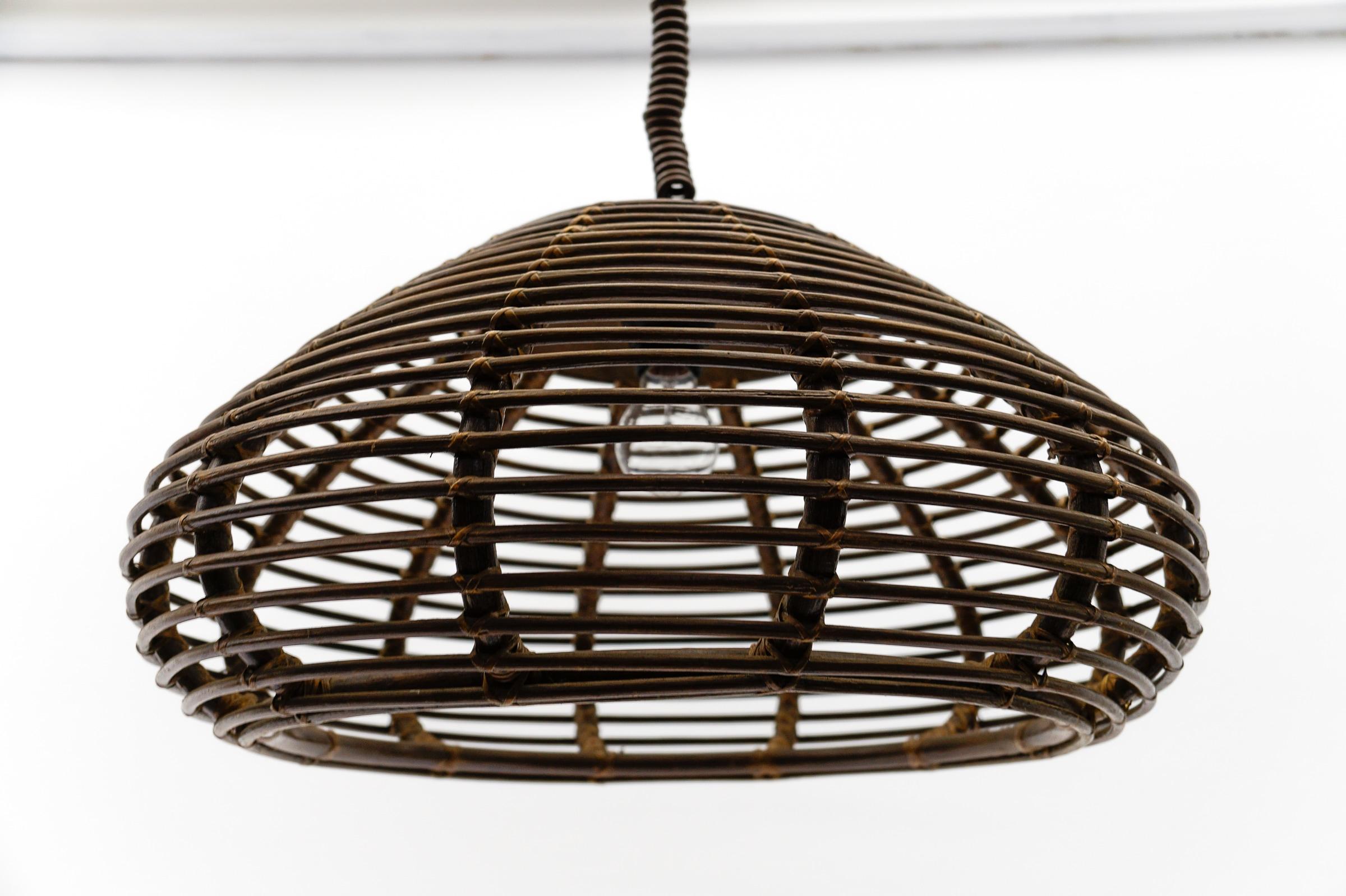 Plafonnier orientable en rotin de province français, fait main, années 1960 en vente 2