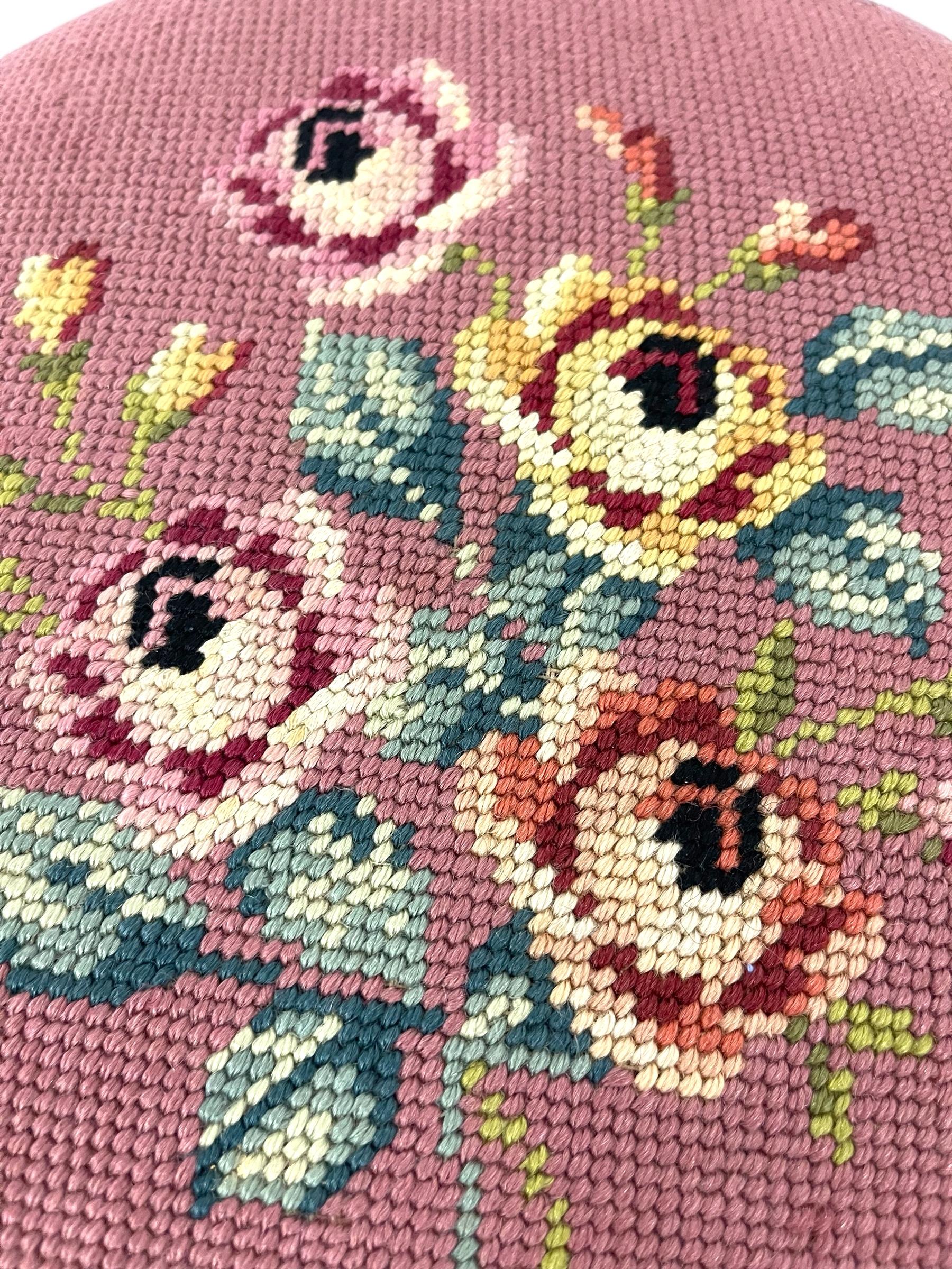 Sgabello per pianoforte regolabile fatto a mano con seduta a punta d'ago floreale in vendita 4