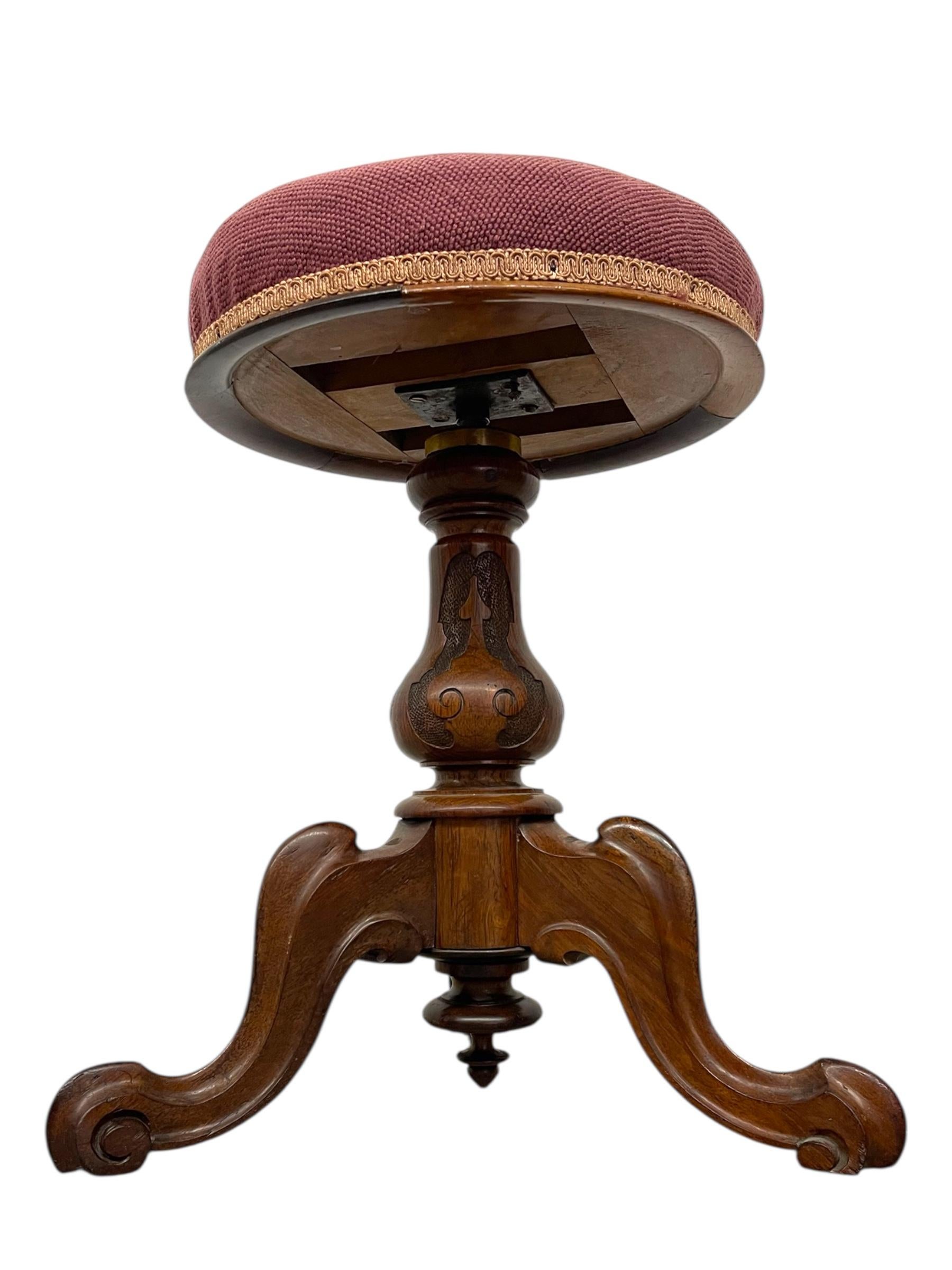 Sgabello per pianoforte regolabile fatto a mano con seduta a punta d'ago floreale In condizioni buone in vendita a Seattle, WA