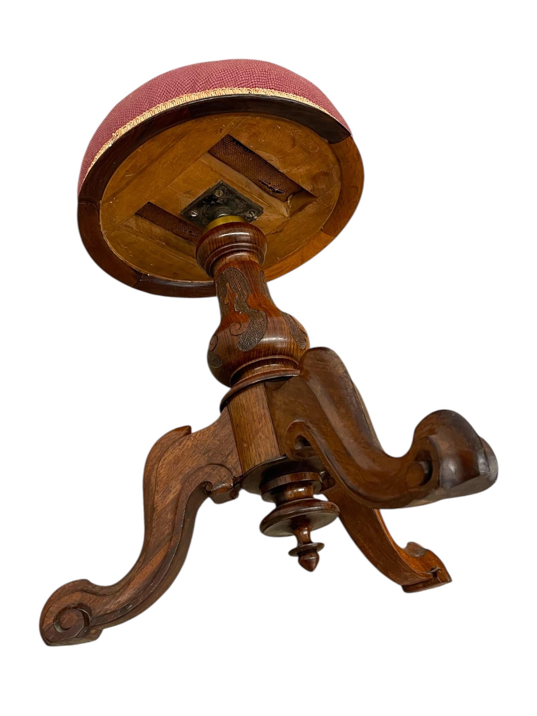 XIX secolo Sgabello per pianoforte regolabile fatto a mano con seduta a punta d'ago floreale in vendita