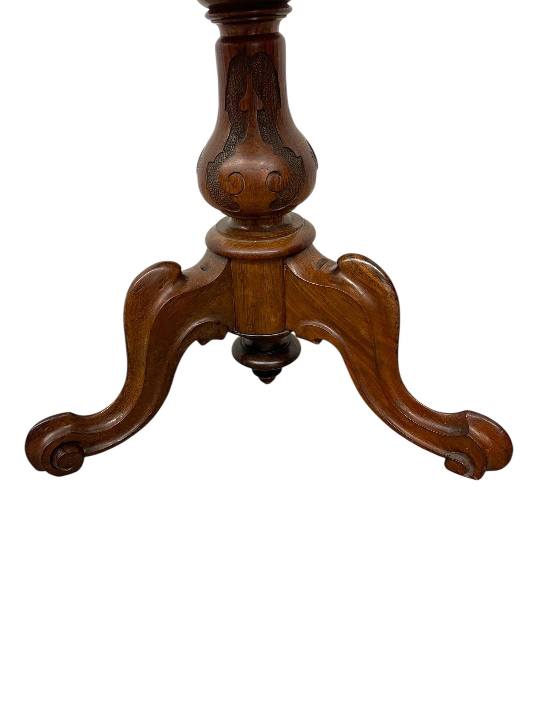 Sgabello per pianoforte regolabile fatto a mano con seduta a punta d'ago floreale in vendita 1