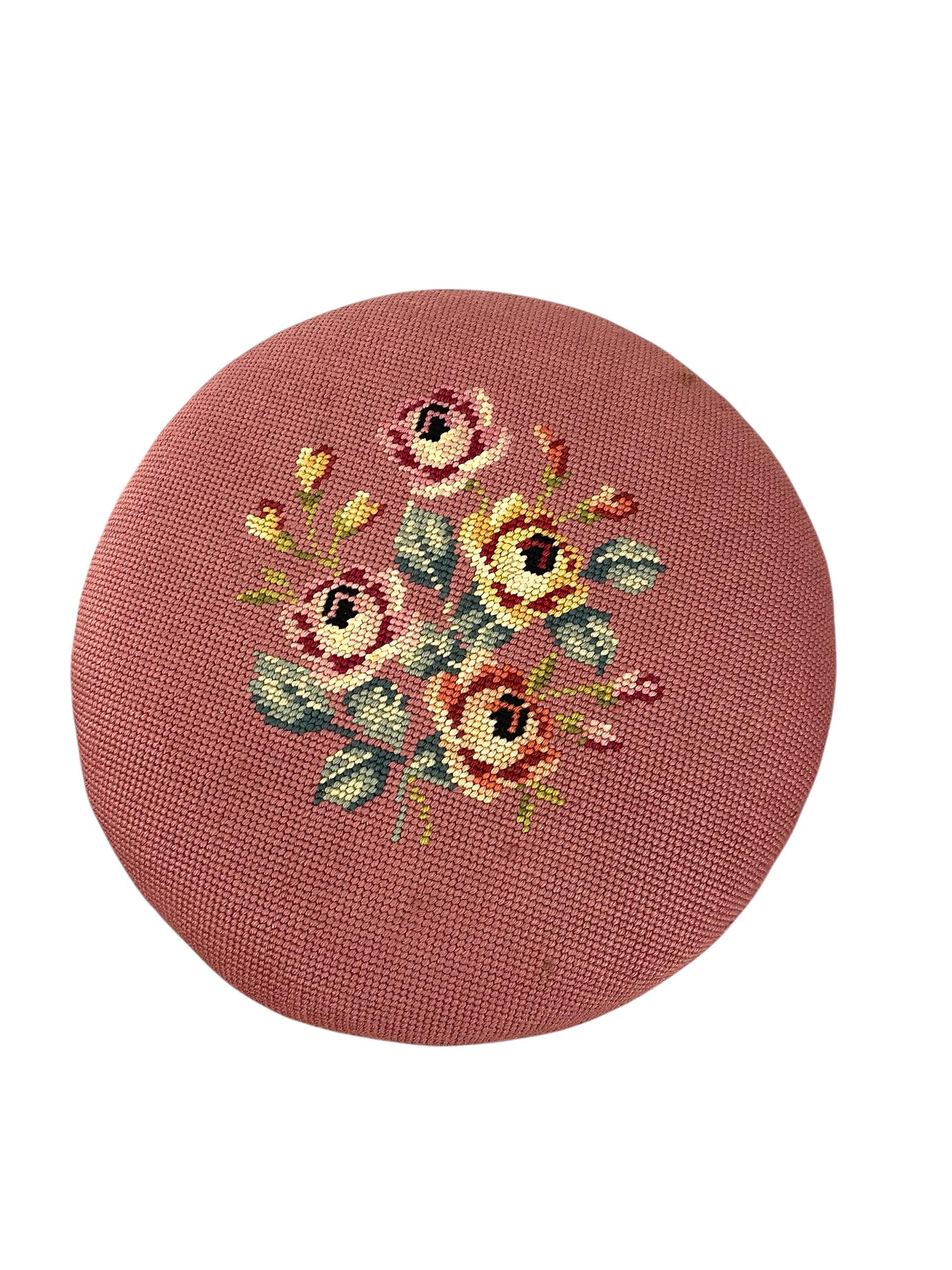 Sgabello per pianoforte regolabile fatto a mano con seduta a punta d'ago floreale in vendita 2