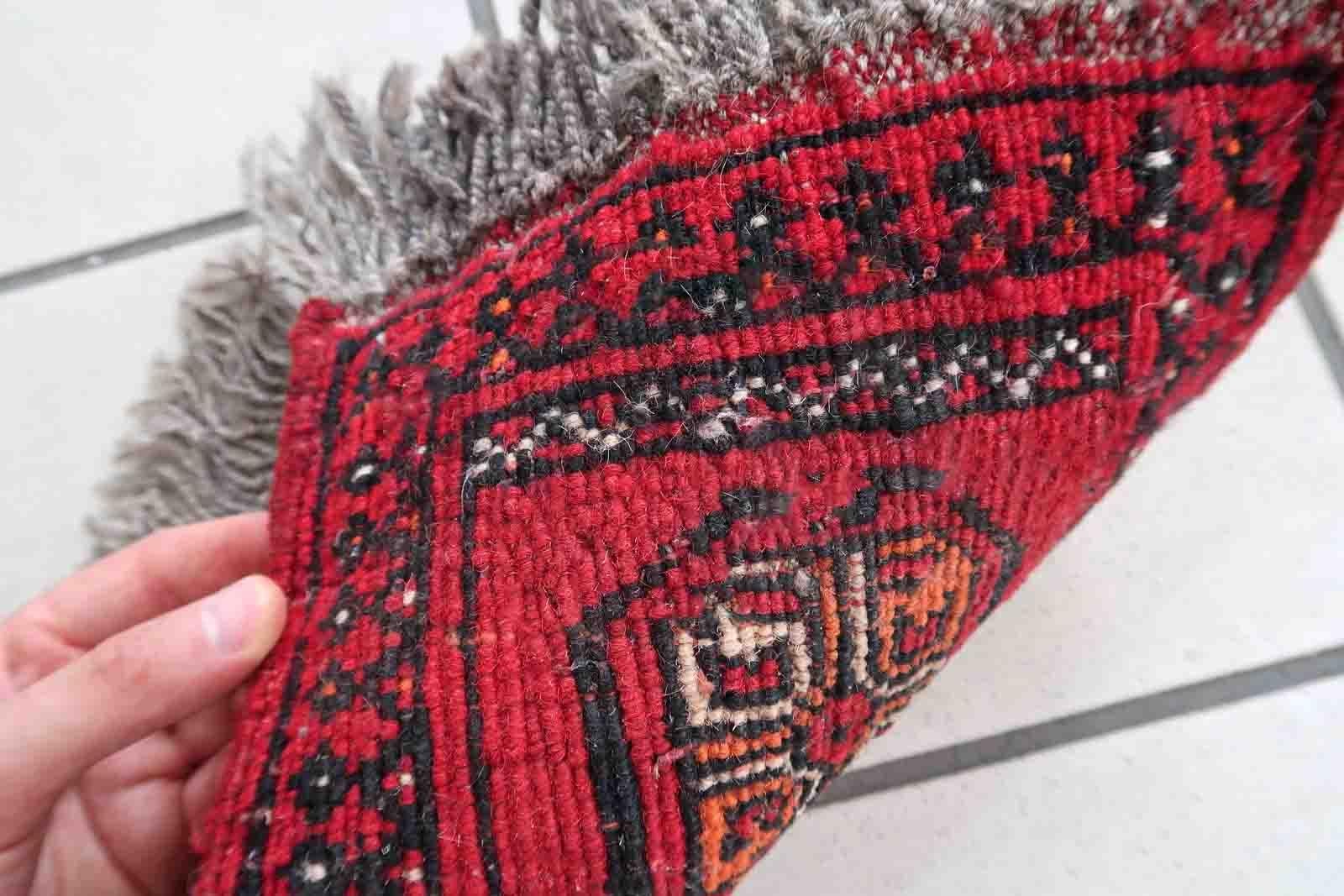 Handgefertigte afghanische Ersari-Matte in leuchtend rotem Farbton. Der Teppich stammt aus dem Ende des 20. Jahrhunderts und ist in gutem Originalzustand. Er kann als Puppenhausteppich verwendet werden.

-Zustand: original gut,

-Umgebung: