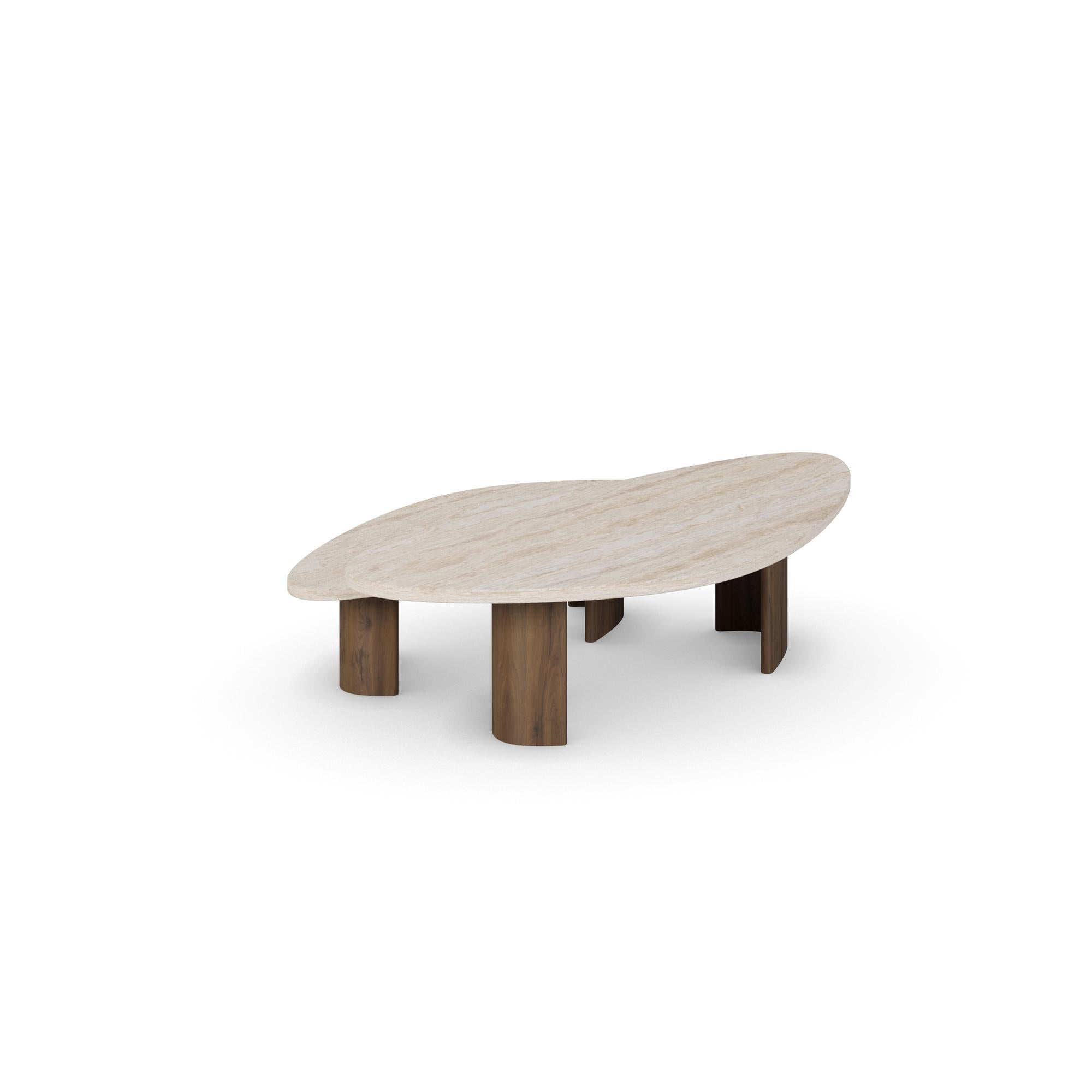 Portugais Table basse Agnes en travertin sculpté faite à la main par Nolita Harbour en vente