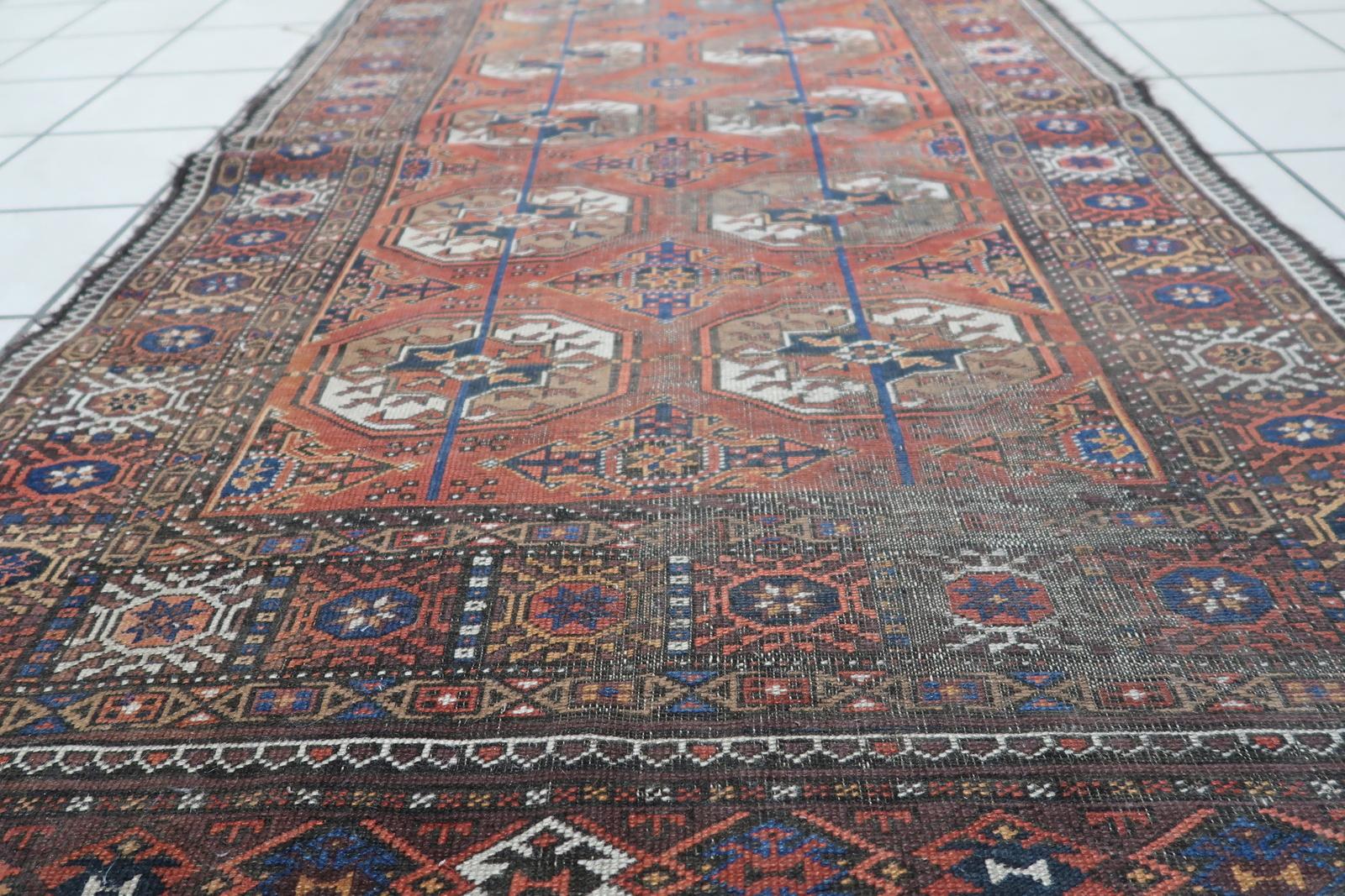 Tapis de baluchon afghan vintage fait à la main des années 1920, 1C1073 en vente 8