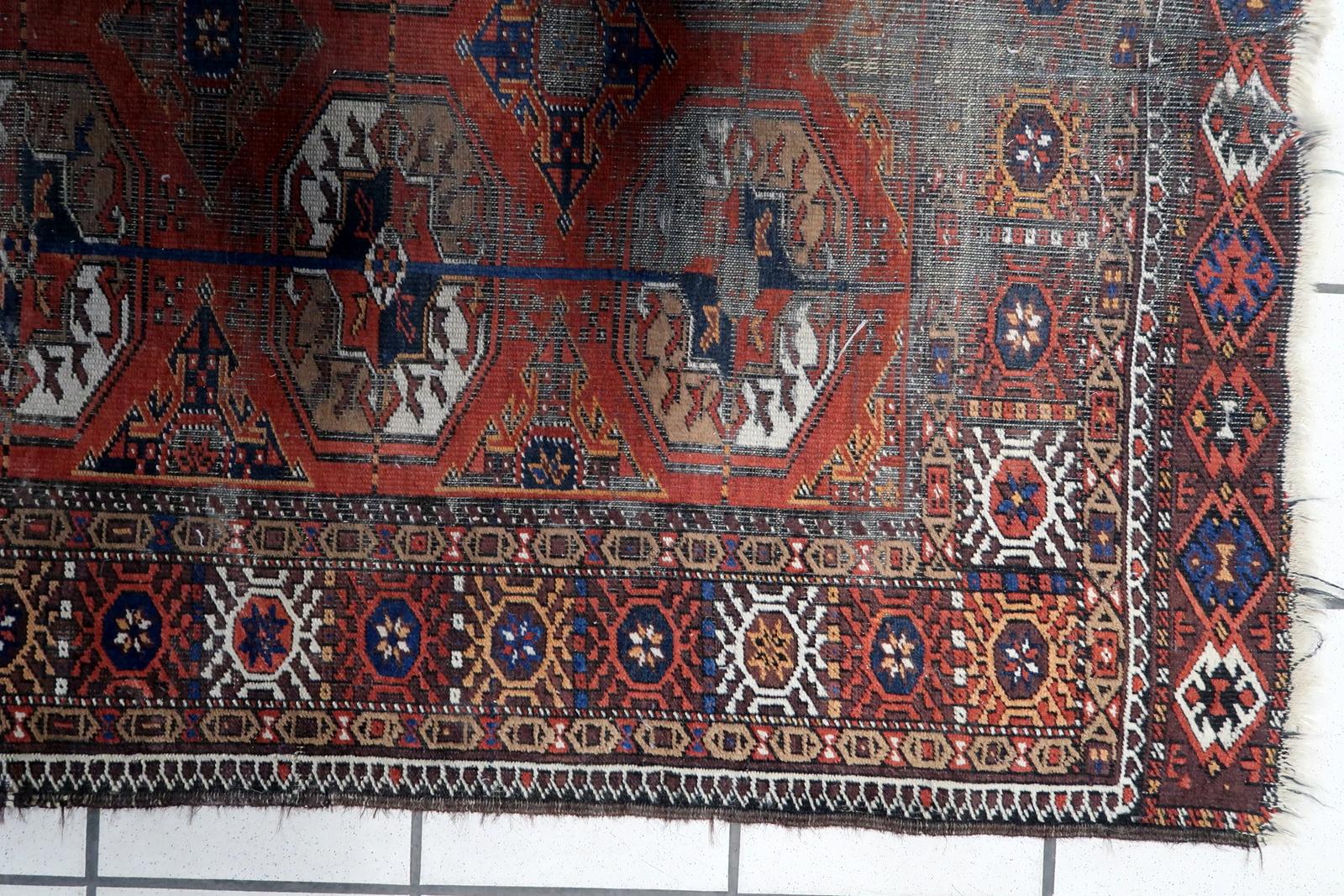 Voici notre tapis vintage afghan Baluch, fait main, datant des années 1920. Ce tapis exquis présente un design captivant et une fabrication impeccable qui ne manquera pas d'embellir n'importe quel espace.

Mesurant 3 pieds sur 5,3 pieds (93 cm x 164