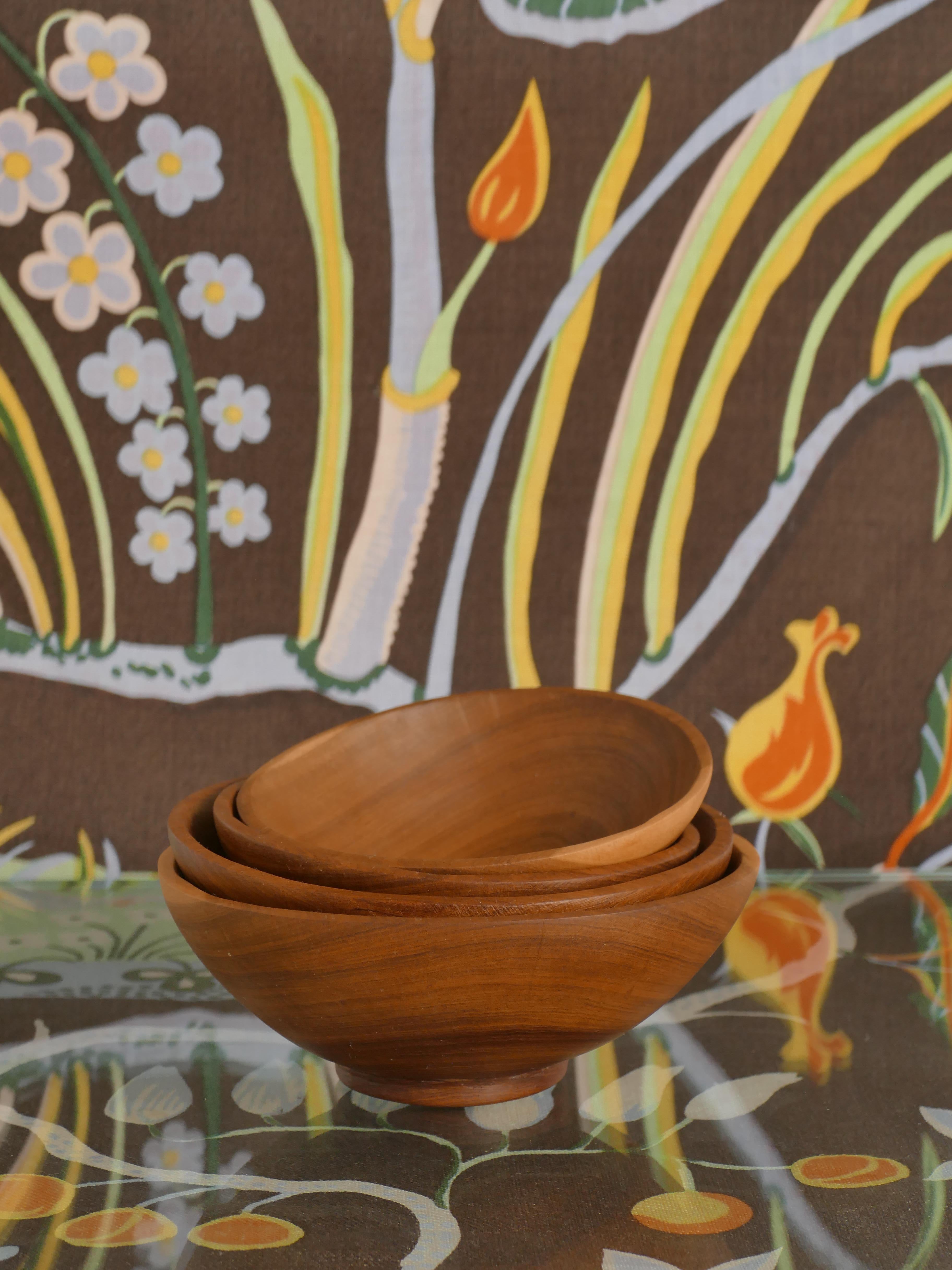 Mozambican Handmade Akacia Wood Bowls, Set of 4 For Sale