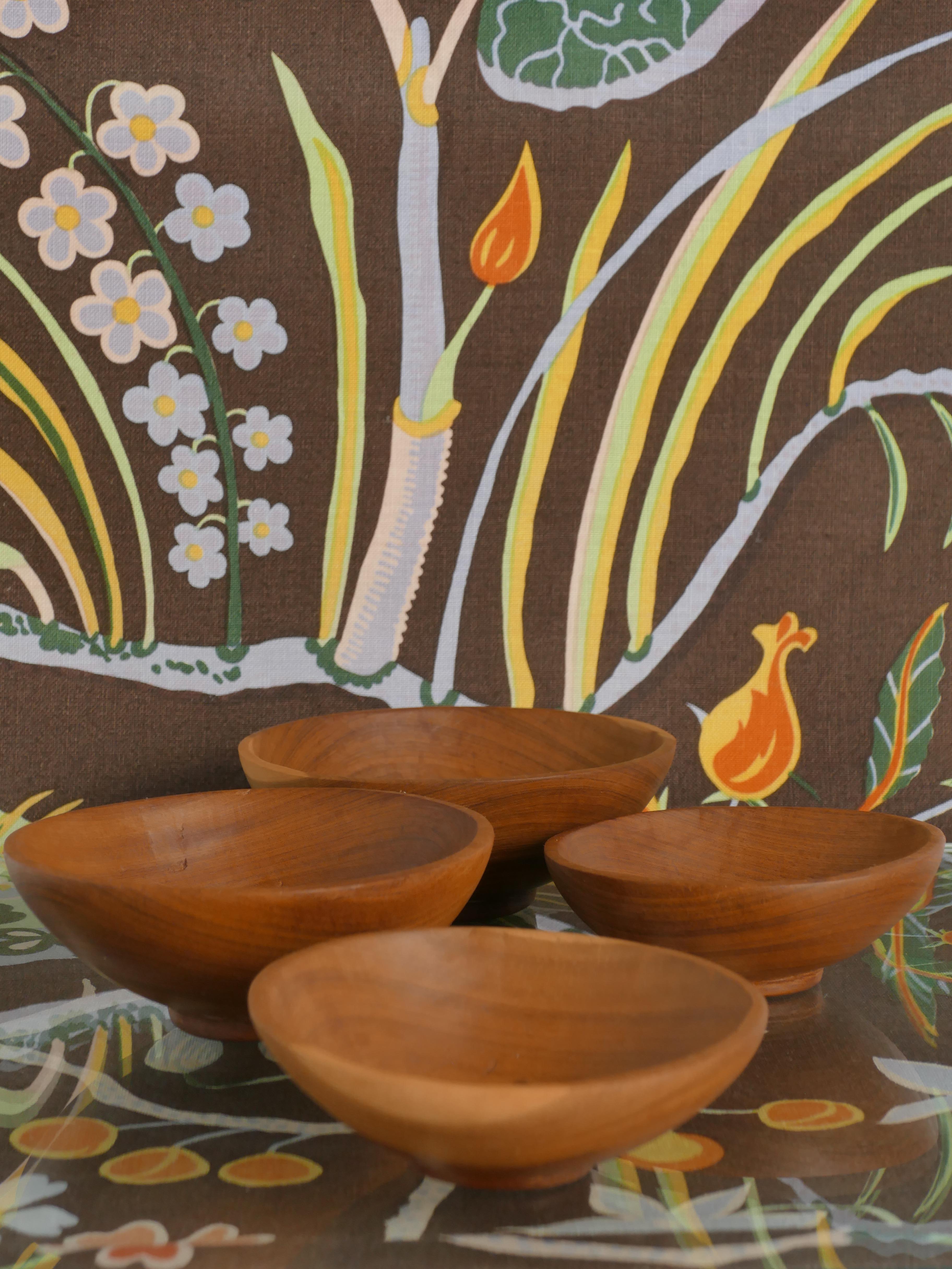 Turned Handmade Akacia Wood Bowls, Set of 4 For Sale