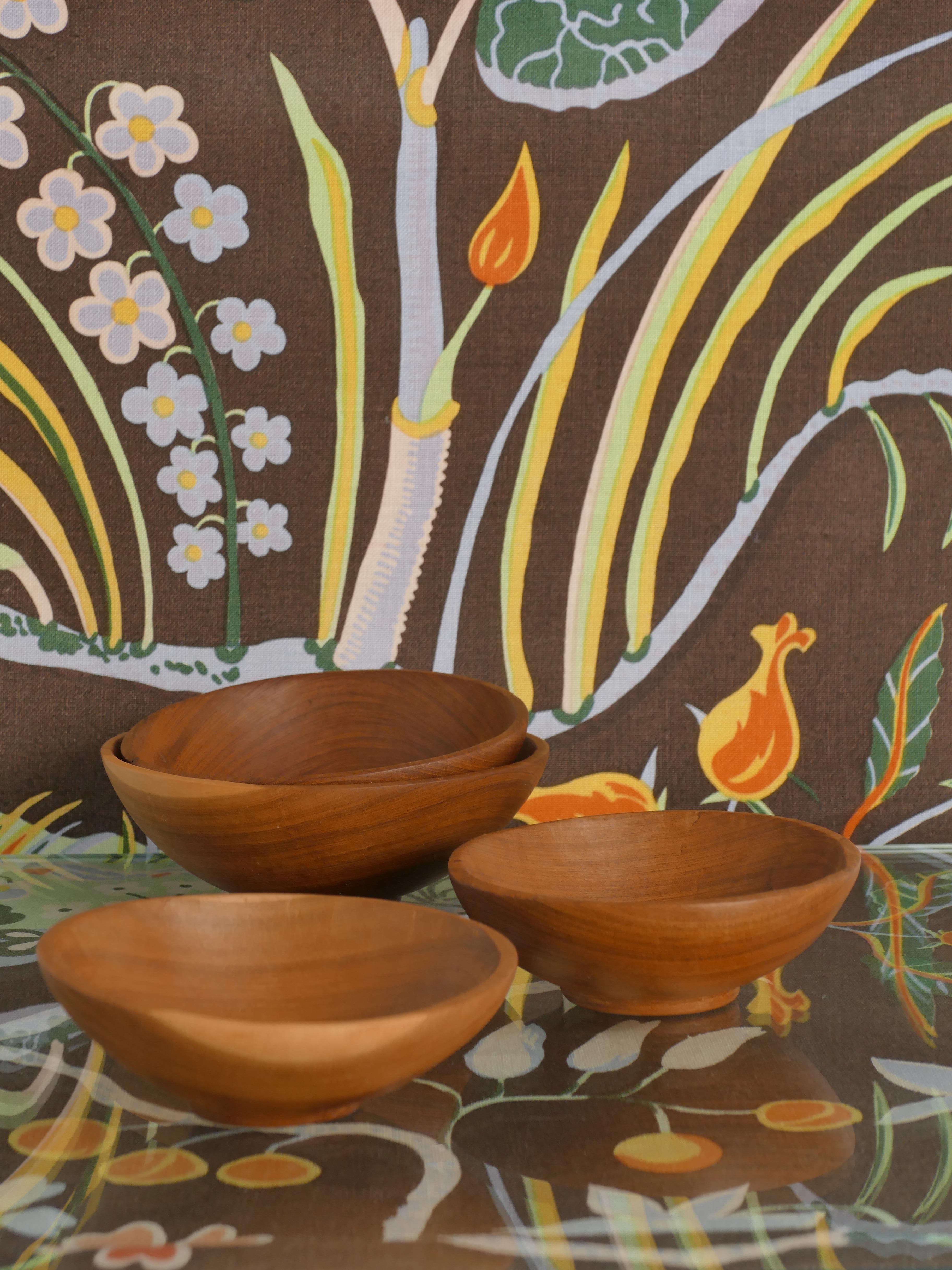 20th Century Handmade Akacia Wood Bowls, Set of 4 For Sale