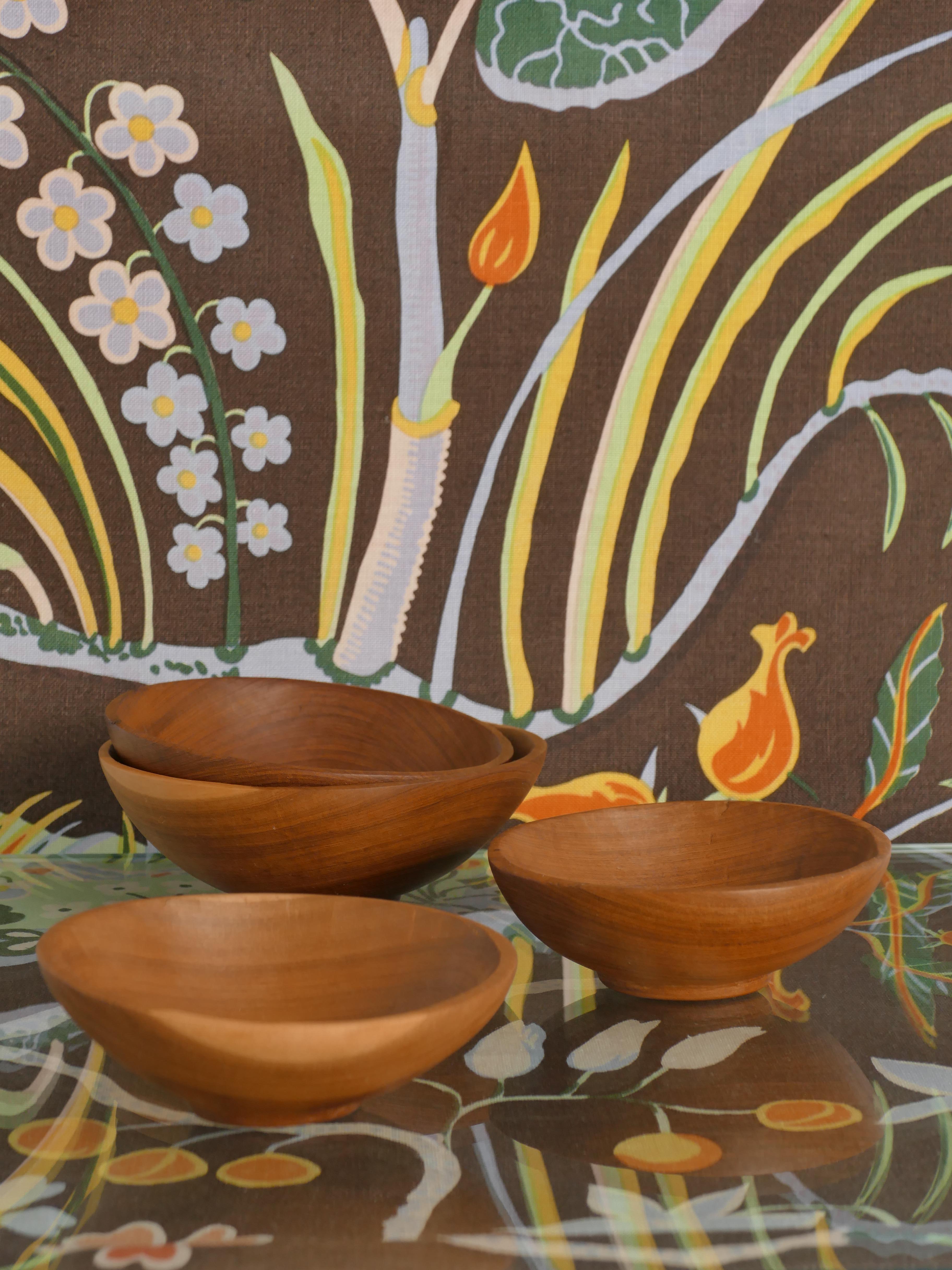 Hardwood Handmade Akacia Wood Bowls, Set of 4 For Sale