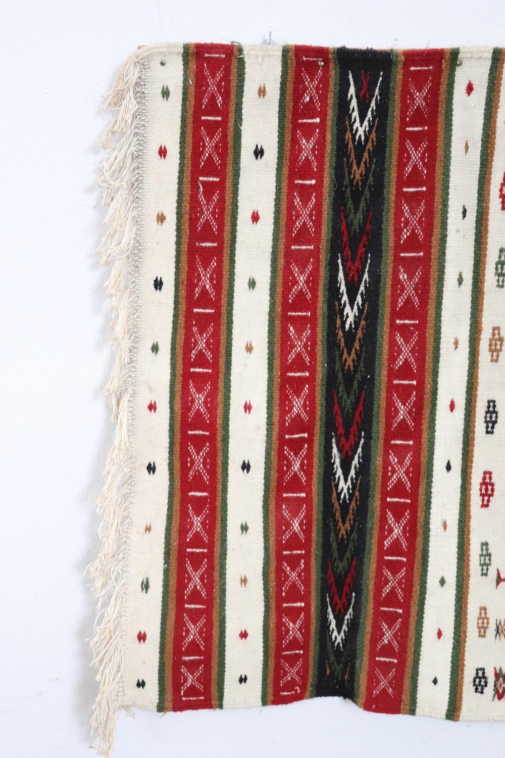 Belle pièce du 20ème siècle ( 1950s circa)  Tapisserie murale algérienne faite à la main en laine. Cette tapisserie se caractérise par de magnifiques motifs géométriques aux couleurs vives. Utilisé, bonnes conditions.
   
