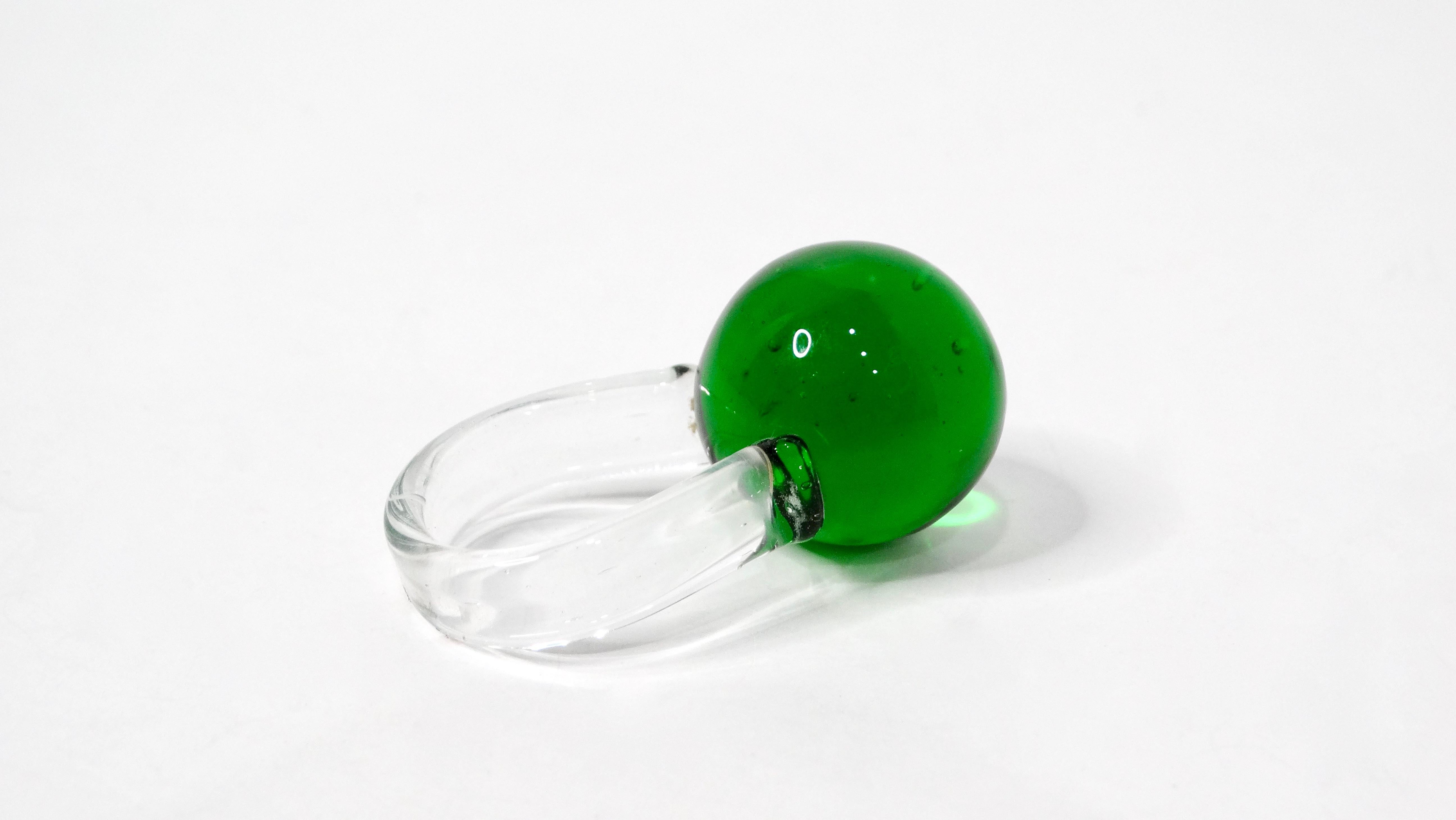 Presentamos el Anillo de Moda Hecho a Mano Bola Verde de Cristal, una impresionante pieza que muestra sin esfuerzo la belleza de la artesanía. Este anillo presenta una banda de cristal transparente que contrasta maravillosamente con una vibrante