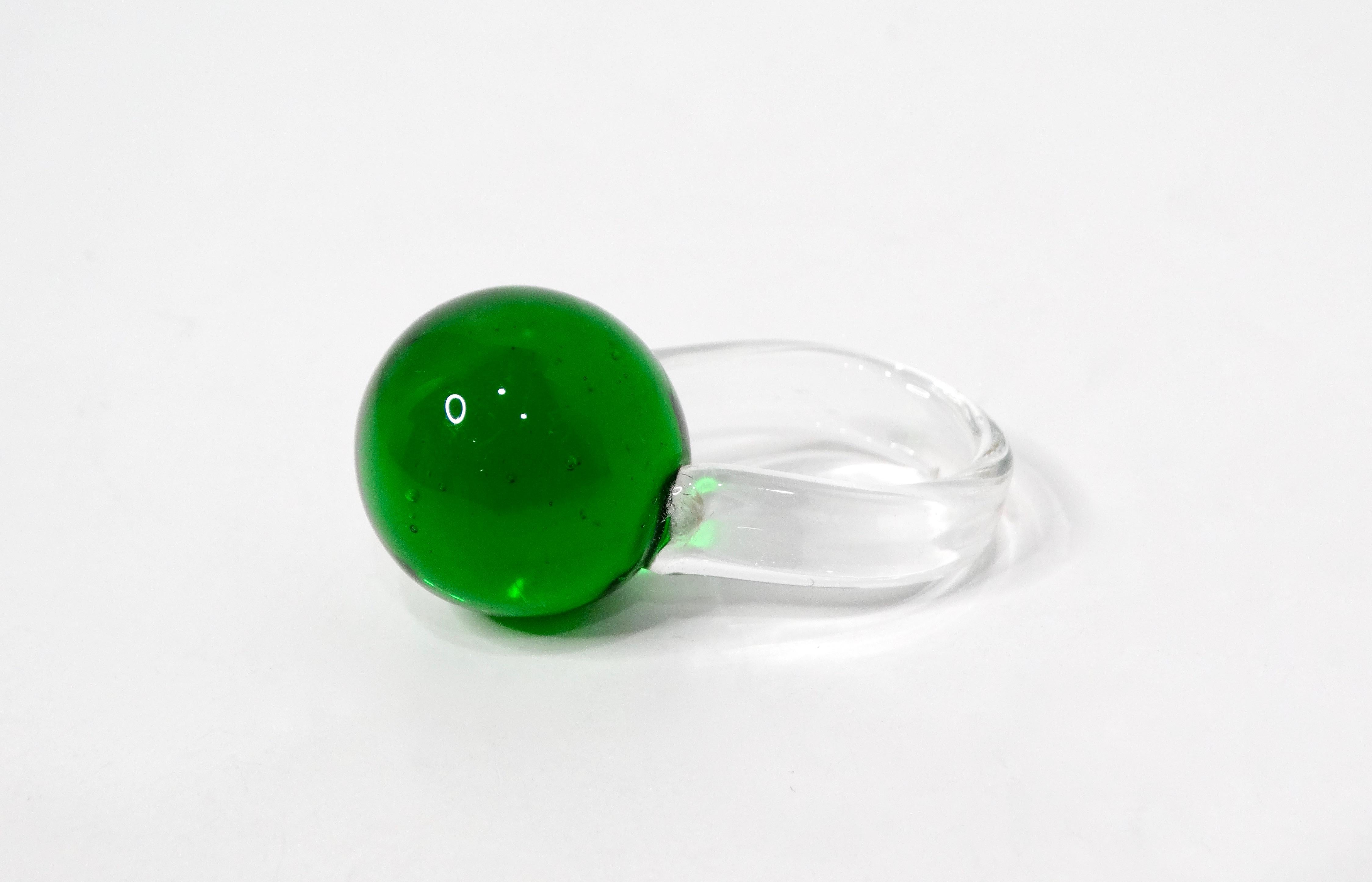 Femenino o masculino Anillo de moda hecho a mano con una bola verde de cristal en venta