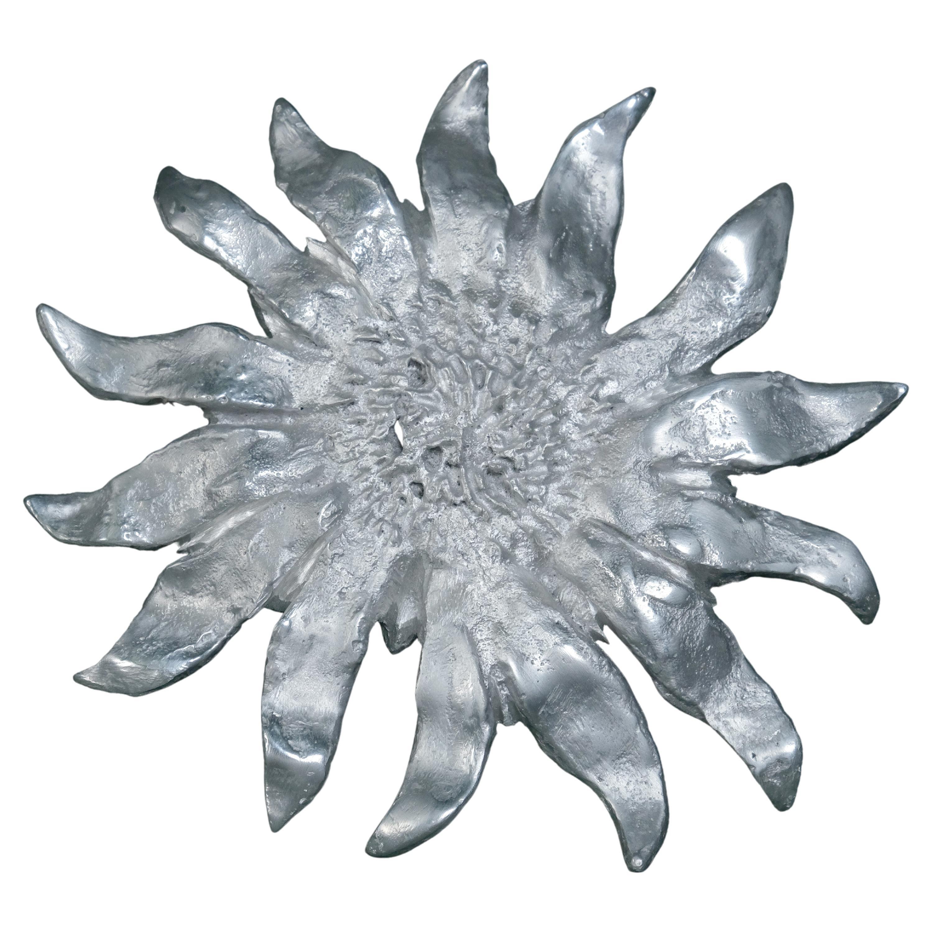 Handgefertigte hängende Aluminiumguss-Skulptur einer Sonnenblume