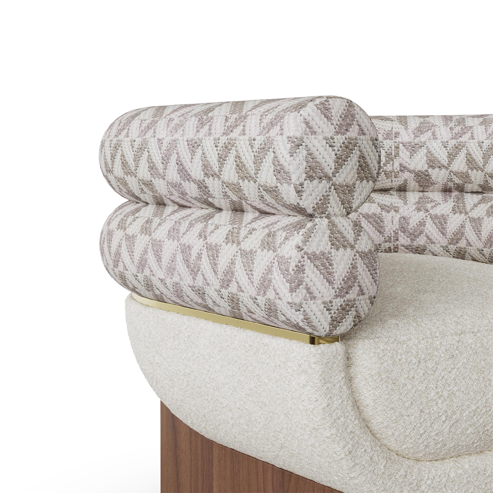 La Poltrona Amélie è una testimonianza di squisita artigianalità e design sofisticato. La sua silhouette distintiva mette in mostra un'armoniosa miscela di materiali, creando un pezzo forte ma raffinato. Lo schienale a doppio rullo, rivestito in