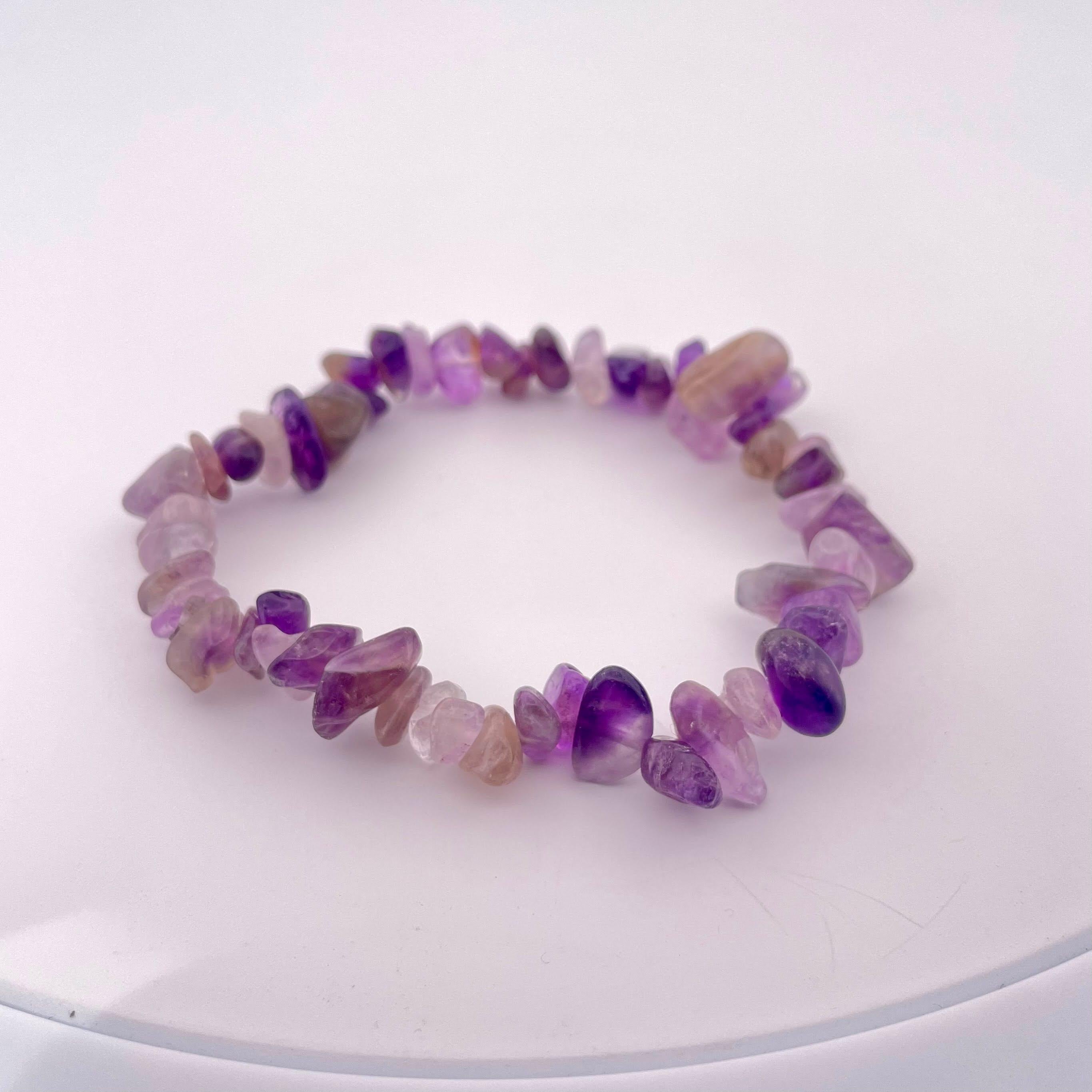 Moderno Bracciale fatto a mano con perline di pietra ametista a misura libera dal Madagascar in vendita