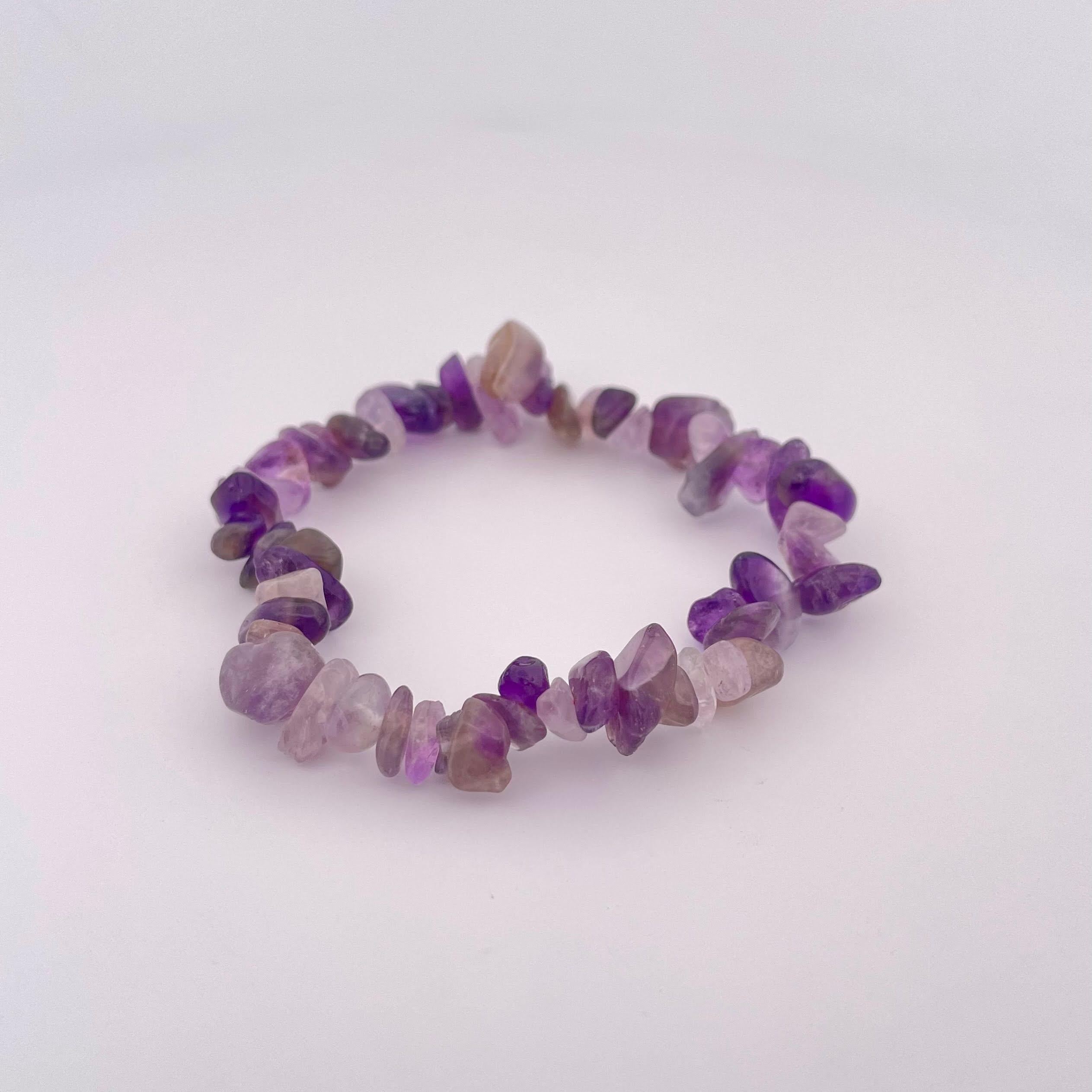 Grezzo Bracciale fatto a mano con perline di pietra ametista a misura libera dal Madagascar in vendita