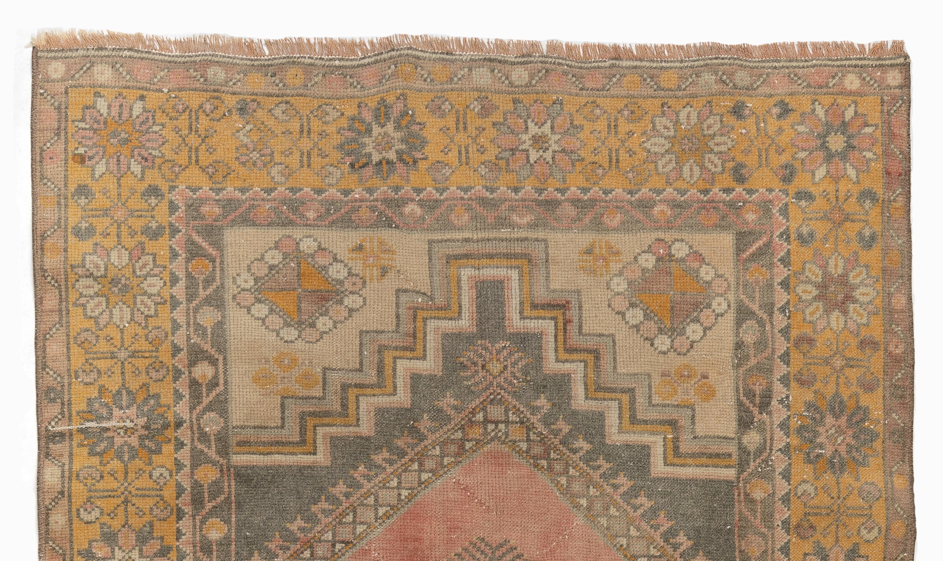 Tapis turc vintage des années 1960, finement noué à la main, présentant un motif de médaillon géométrique. Le tapis a même des poils bas en laine sur une base en coton. Il est lourd et repose à plat sur le sol, en très bon état et sans problème. Il