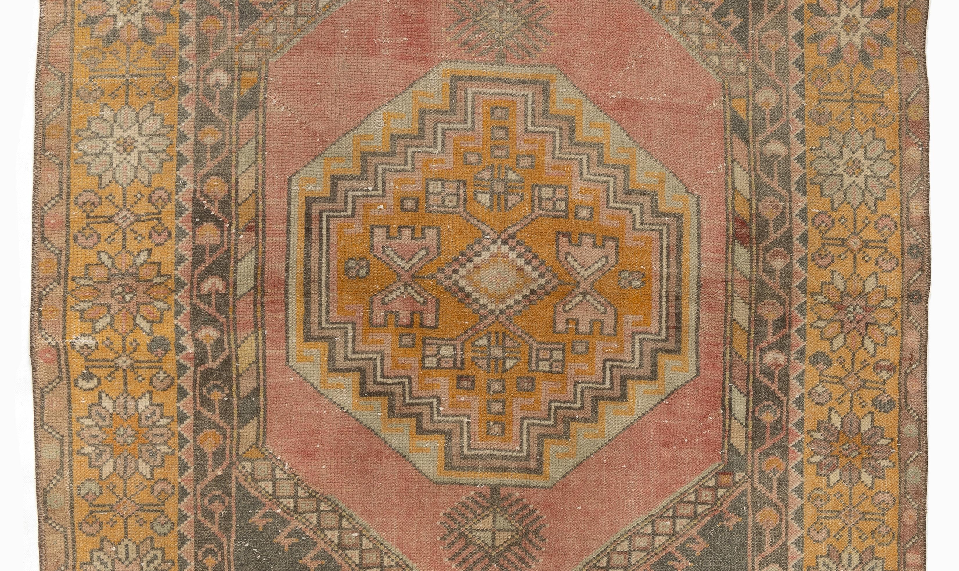 Handgefertigter Anatolischer Teppich, mehrfarbiger Vintage-Wollteppich im Stammesstil (Stammeskunst) im Angebot
