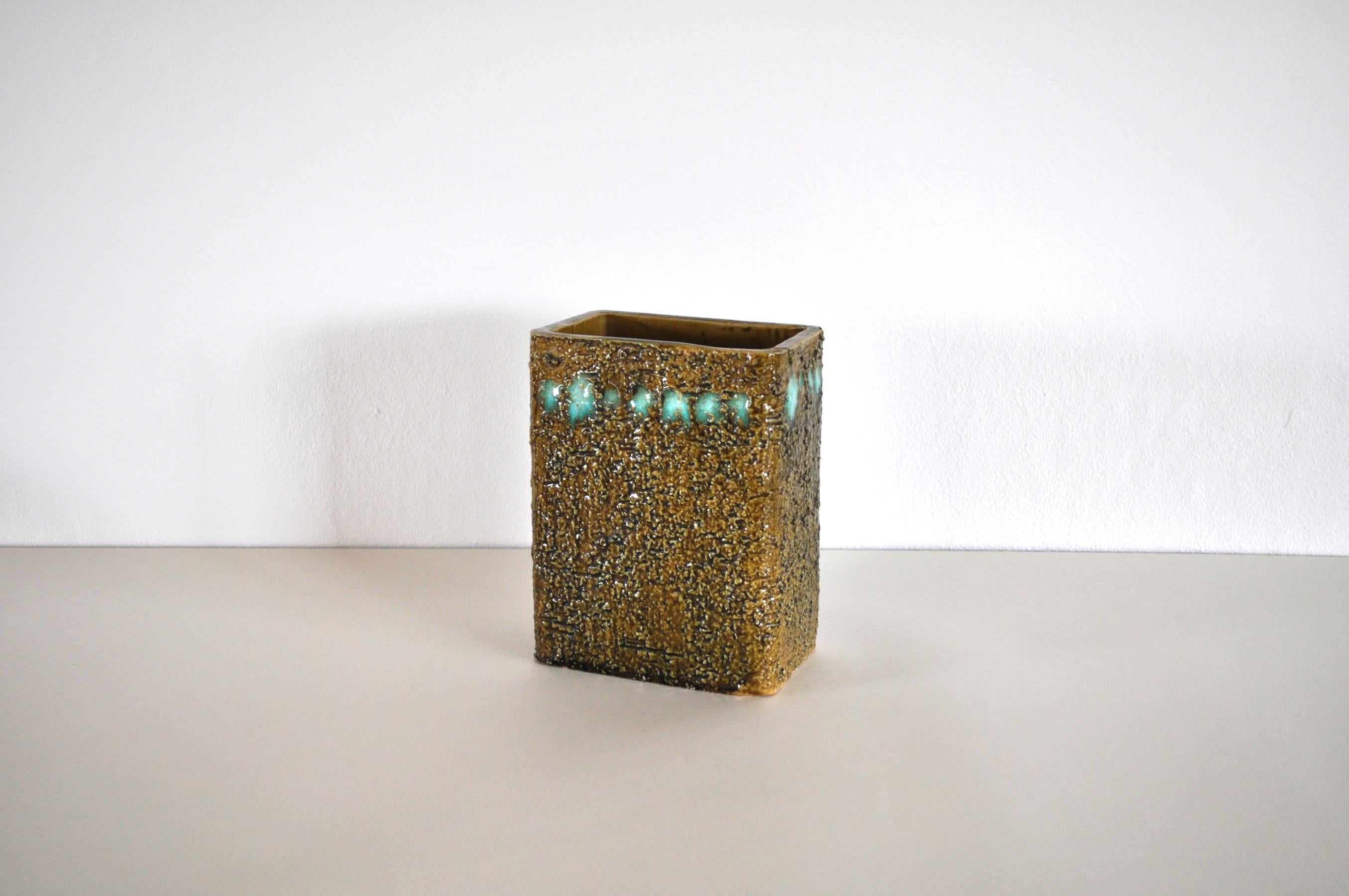 Mid-Century Modern handmade and hand glazed vase in an relief finish pattern form. Made by German Ü-Keramik/Übelacker in the 1960s-1970s. Stamp from the maker on the bottom.

Dimensions:
Height 14.5 cm
Width 11 cm
Depth 7.5 cm.