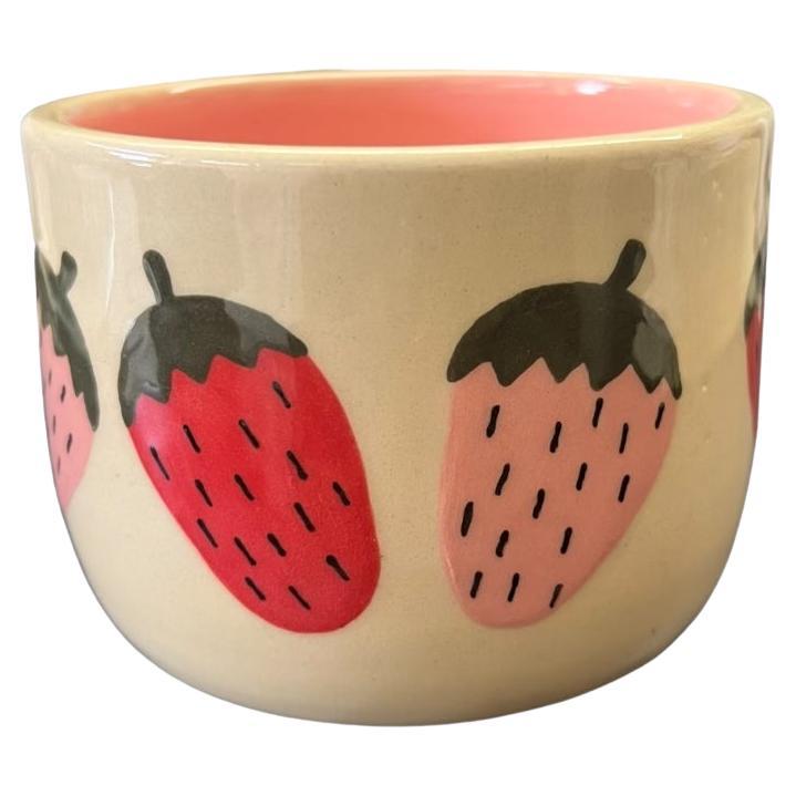 Macetero de cerámica con fresas hecho y pintado a mano
