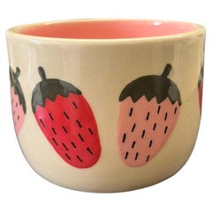 Macetero de cerámica con fresas hecho y pintado a mano