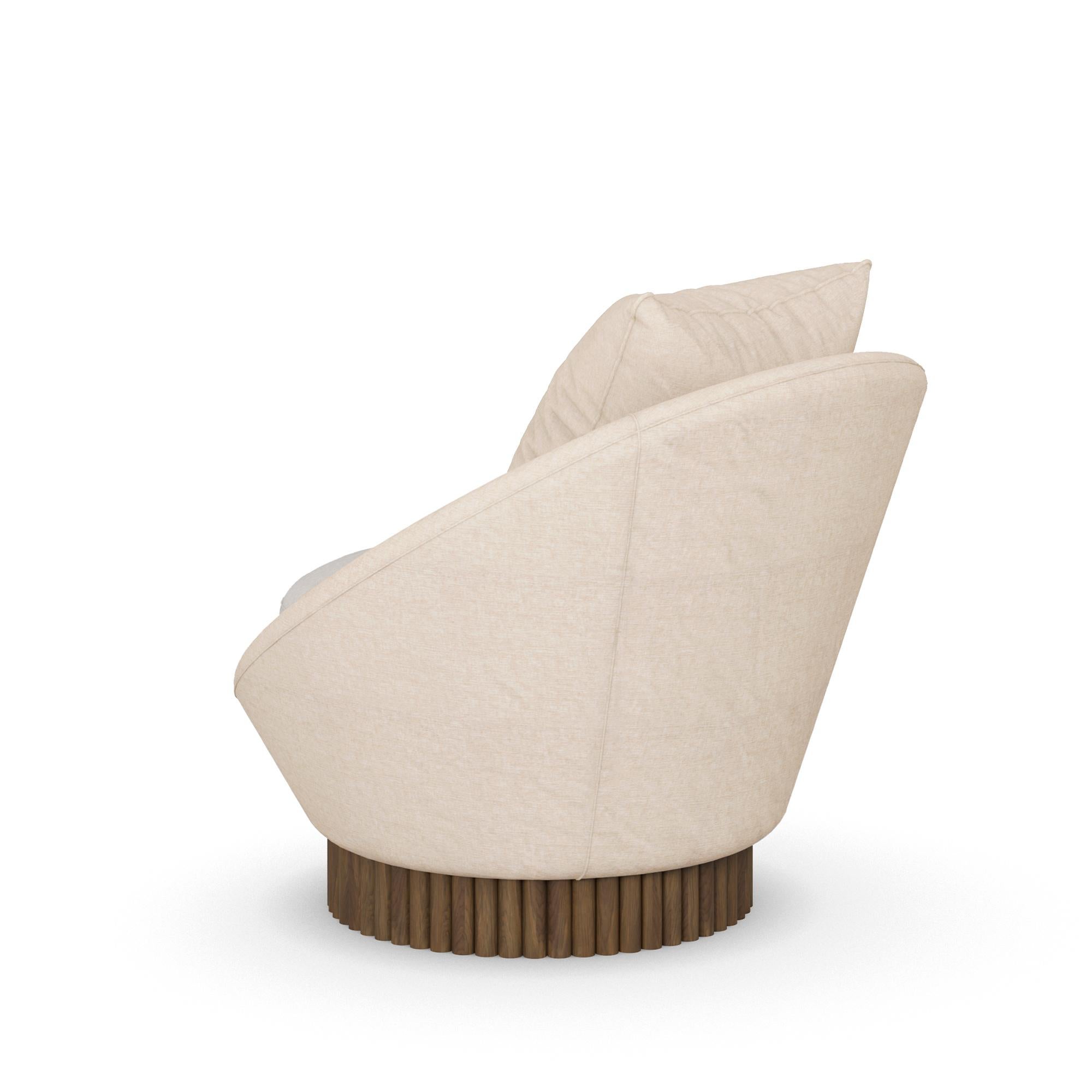 Le fauteuil Anki est un mélange harmonieux de confort, de design sculptural et d'artisanat raffiné, ce qui en fait un ajout remarquable à tout espace de vie sophistiqué. Conçu pour épouser le corps grâce à sa silhouette ergonomique incurvée, ce
