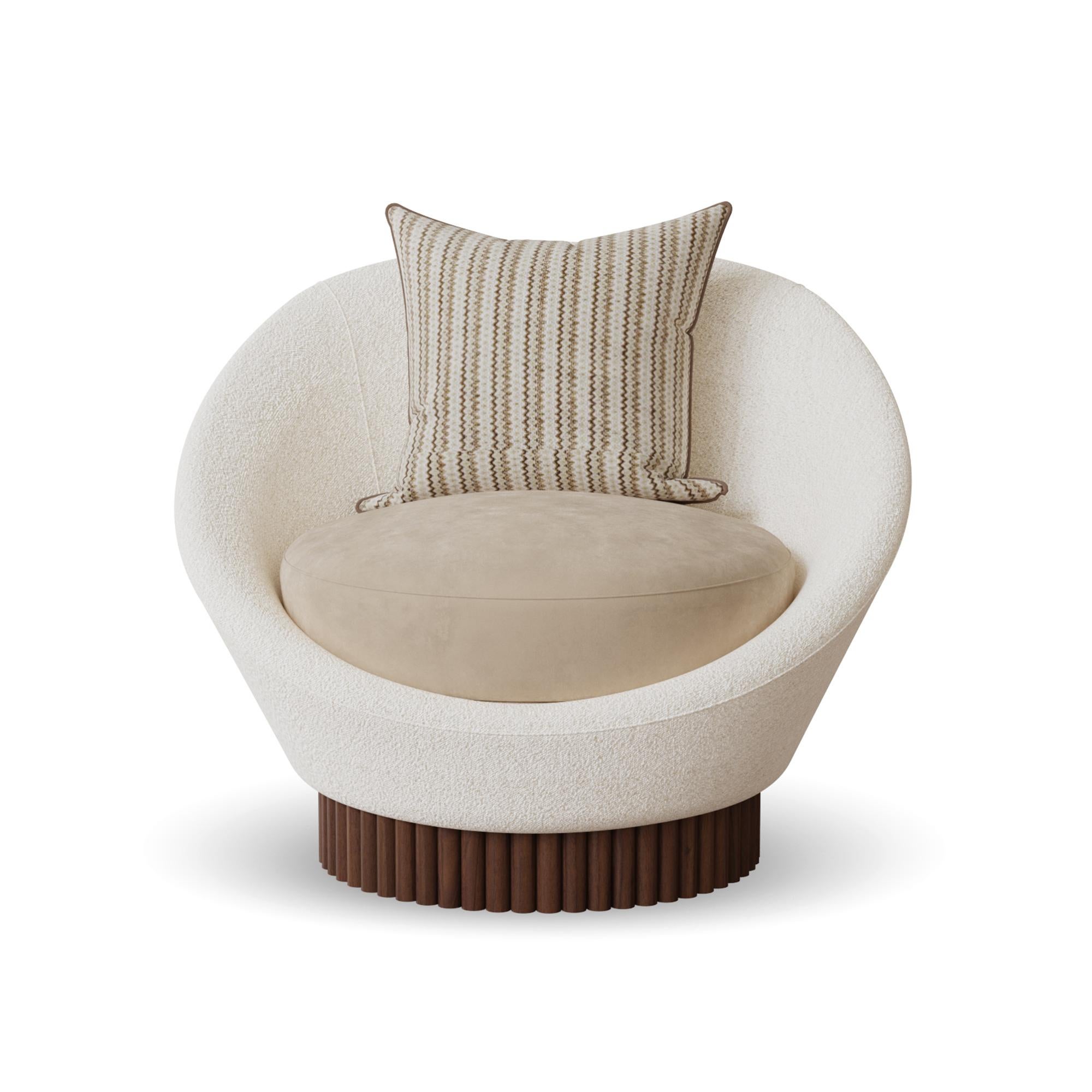 La poltrona Anki è una miscela armoniosa di comfort, design scultoreo e artigianato raffinato, che la rende un'aggiunta di spicco a qualsiasi spazio abitativo sofisticato. Progettata per abbracciare il corpo con la sua silhouette curva ed