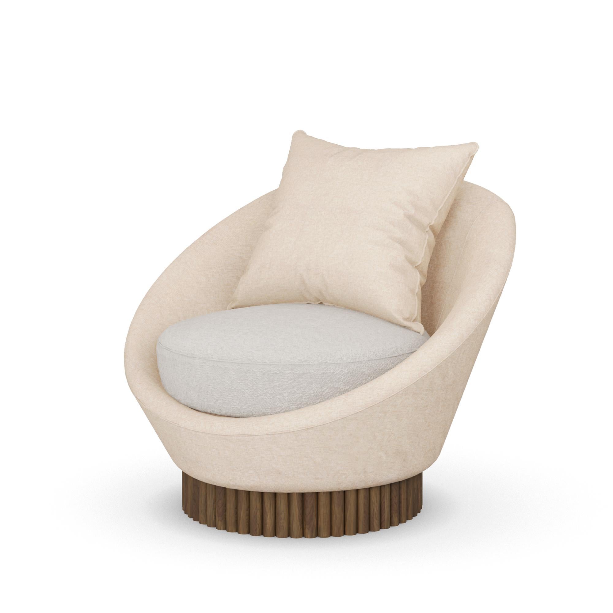 Moderne Fauteuil Anki fait à la main avec base en bois côtelé par Nolita Harbour en vente