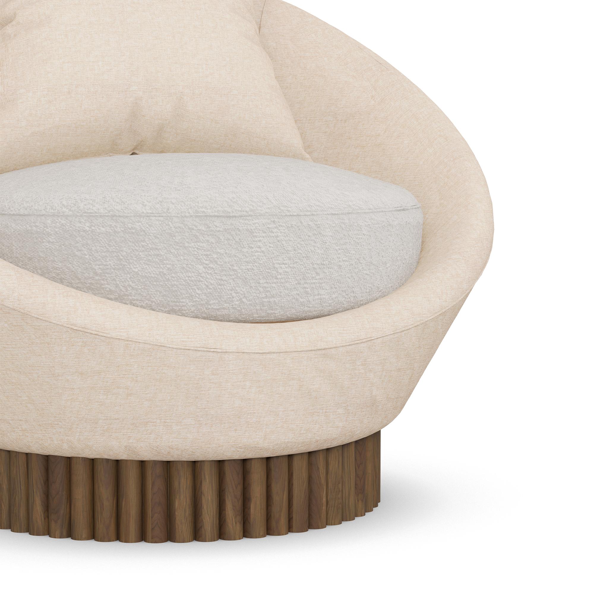Fait main Fauteuil Anki fait à la main avec base en bois côtelé par Nolita Harbour en vente