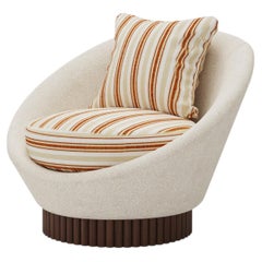 Sillón Anki con base de madera acanalada hecho a mano por Nolita Harbour
