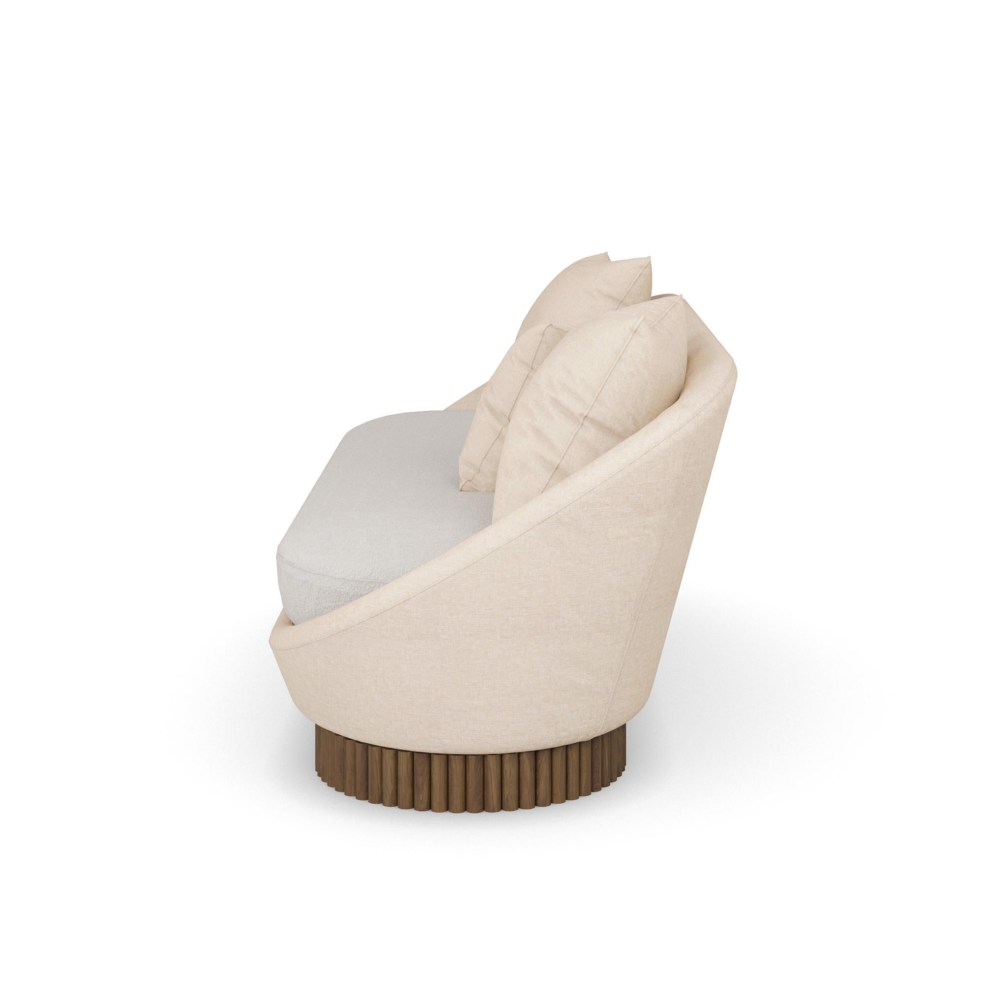 Il Divano Anki combina un'eleganza moderna con un comfort eccezionale, continuando il linguaggio del design raffinato della famiglia Anki. Caratterizzato da una silhouette dolcemente curva, il divano non solo affascina con la sua forma snella, ma
