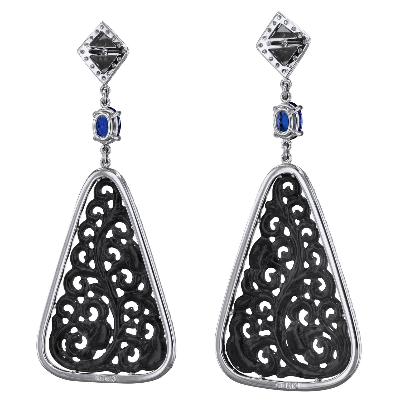 Ces boucles d'oreilles sont faites à la main et uniques en leur genre.  Ils sont en or blanc 18 carats avec de la jadéite anthracite au centre. 
L'Anthrcite Jadeite n'est pas une pierre de chaleur. 
Les deux tranches de diamant ont un poids total de