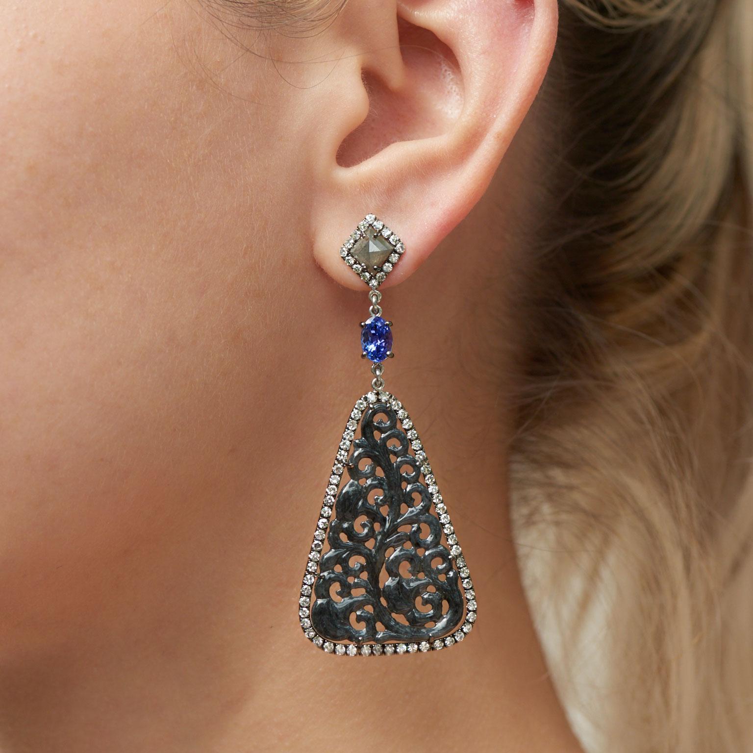 Boucles d'oreilles pendantes faites à la main en anthracite, jade, diamant et tanzanite Neuf - En vente à Miami, FL
