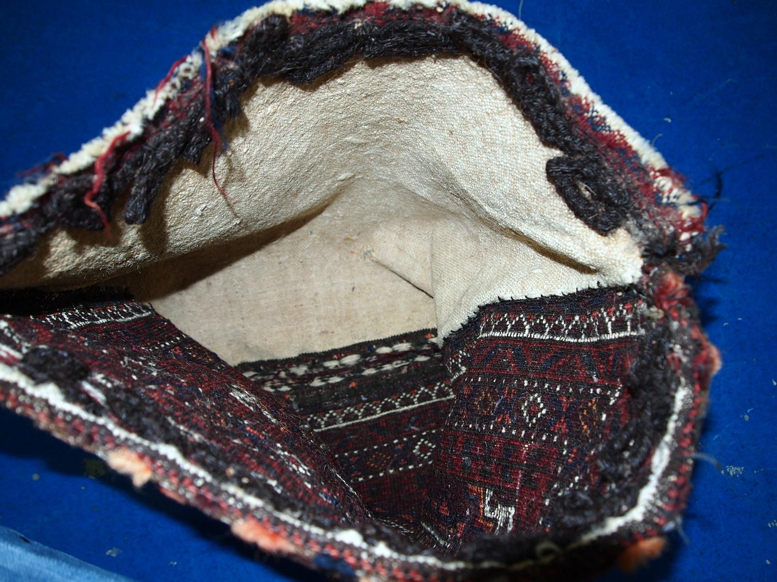 Antike handgefertigte afghanische Belutsch-Salztasche im Originalzustand, sie hat einige Altersspuren. 

-Zustand: original, geringe Altersspuren,

-Etwa: 1900er Jahre,

-Größe: 1,4' x 1,5' (44cm x 45cm),

-Material: