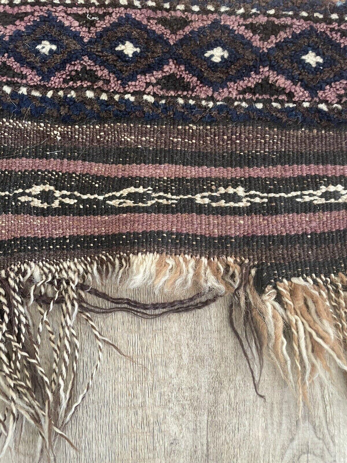 Handgefertigter antiker afghanischer Belutsch-Sammelteppich aus den 1920er Jahren:

Abmessungen:
Dieser rechteckige Teppich misst ungefähr 2,3 Fuß (72 cm) in der Breite und 5 Fuß (155 cm) in der Höhe.
Durch seine kompakte Größe eignet er sich für