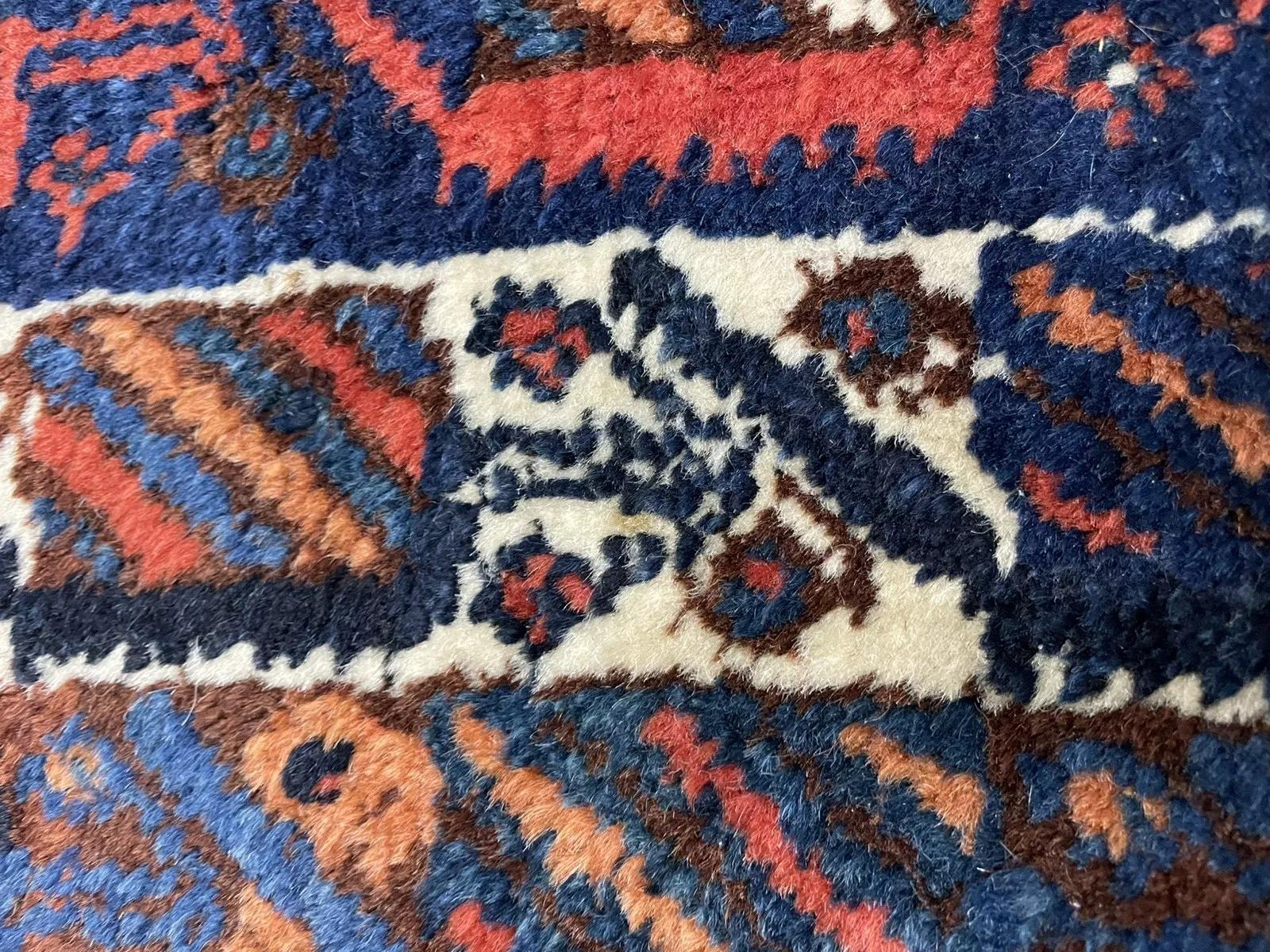 Alfombra afgana antigua Baluch hecha a mano
Se trata de una alfombra antigua afgana baluch, hecha a mano con lana y que data de la década de 1910. Las alfombras baluch son muy coleccionables por sus profundas paletas de colores terrosos y sus