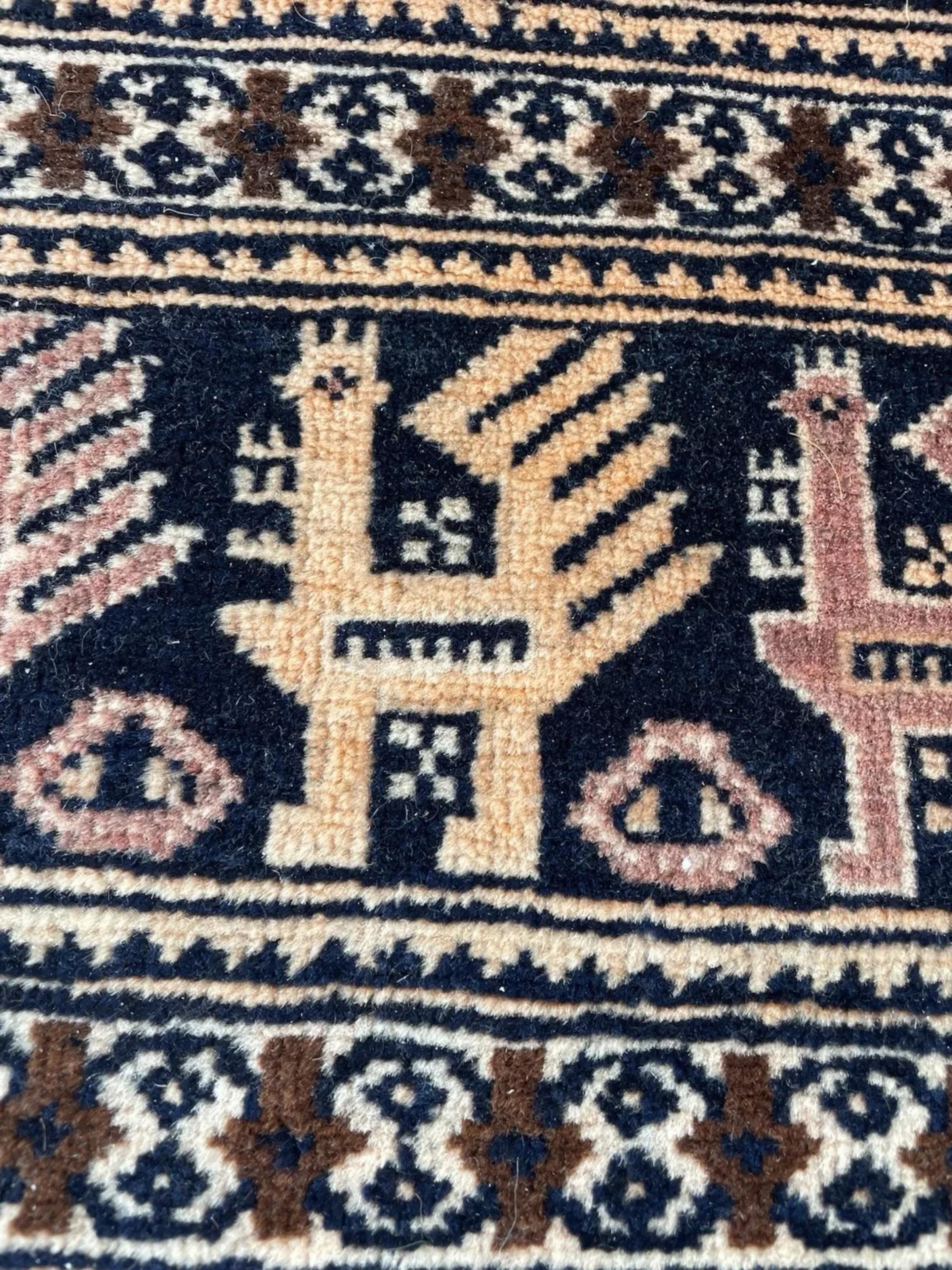 Un beau tapis tribal baloutche ancien, très recherché, noué à la main par des tisserands nomades en Asie centrale, datant des années 1920. Cette pièce est hautement collectionnable en raison de ses teintures naturelles profondes et saturées et de