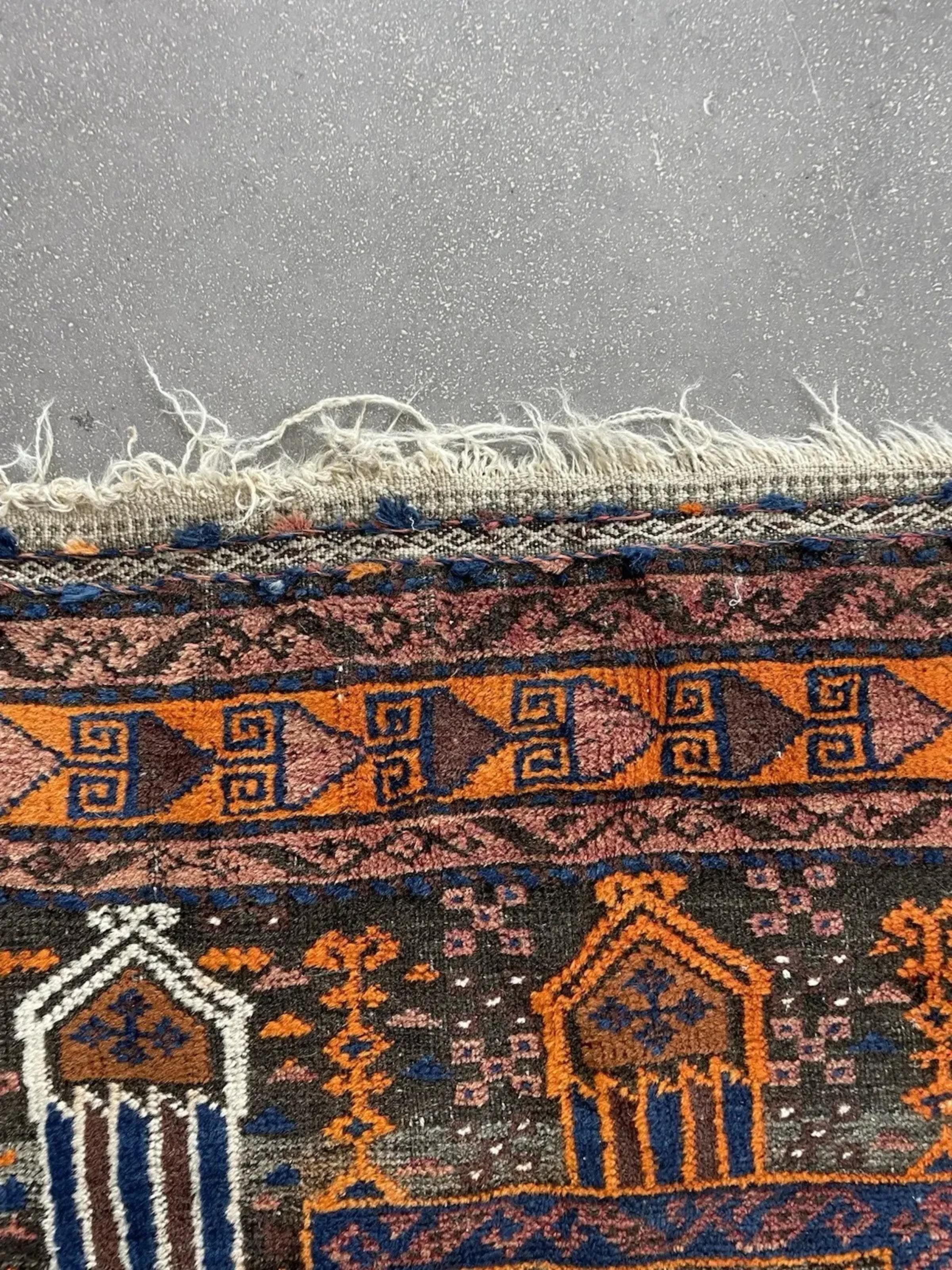 Un autentico tappeto da preghiera Baluch antico (Namazlyk) originario dell'Asia centrale, circa 1900. Questo pezzo altamente collezionabile mette in mostra gli squisiti dettagli e la ricca tavolozza di colori caratteristici della tessitura nomade