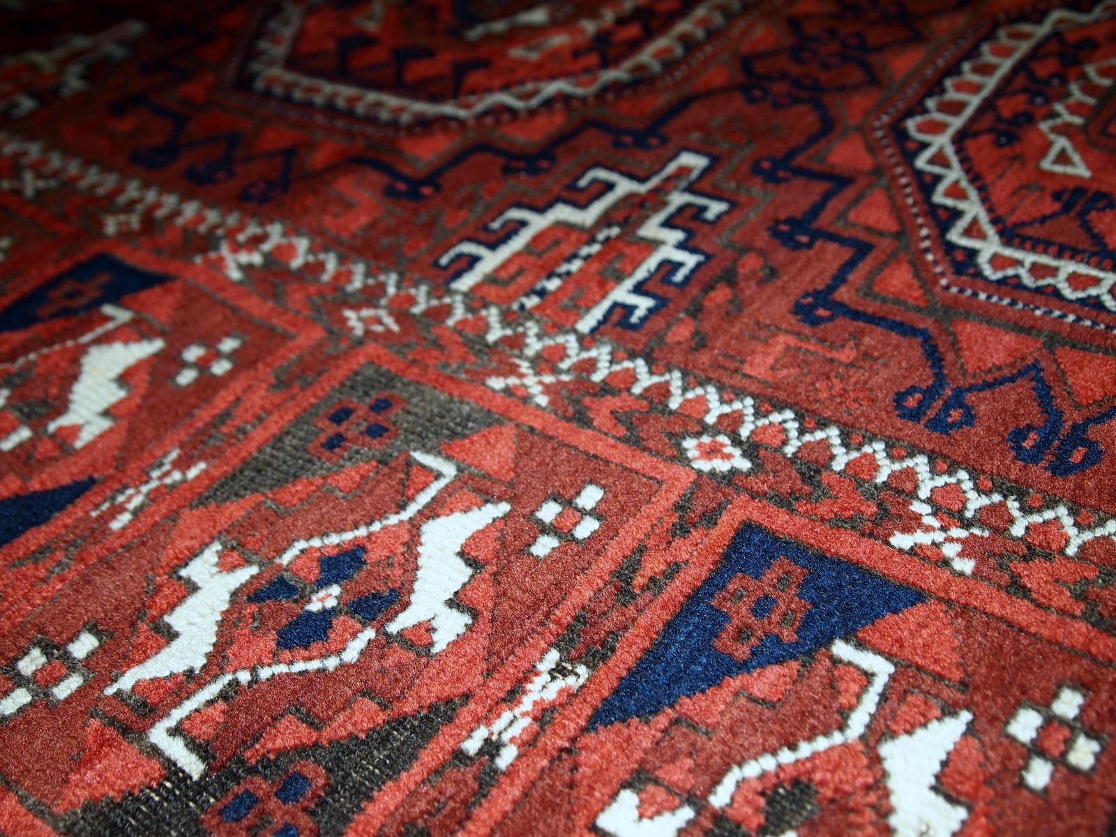 Handmade Antique Afghan Baluch Rug, 1900s, 1C357 In Fair Condition For Sale In Bordeaux, FR