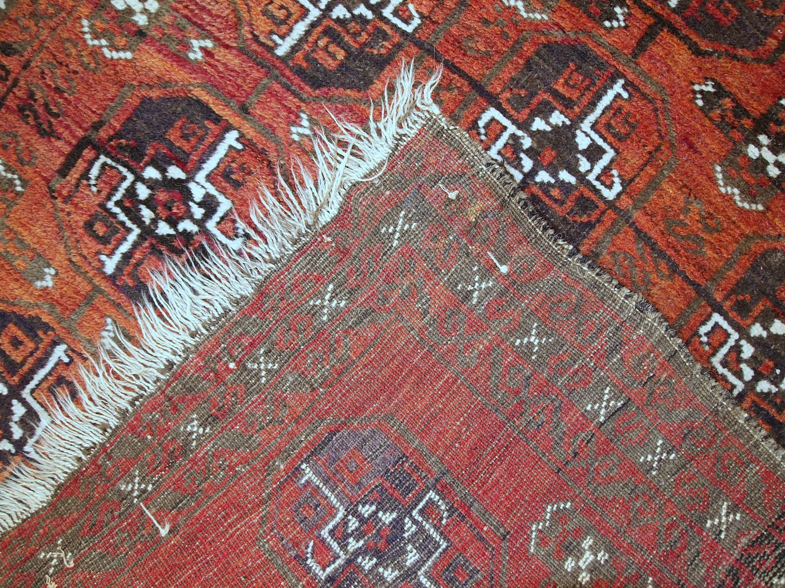Antiker handgefertigter afghanischer Belutschenteppich in gutem Originalzustand. Dieser Teppich ist in einem ziegelroten Farbton mit einem sich wiederholenden Muster.

-zustand: original gut,

-um: 1900,

-größe: 3' x 5' (92cm x