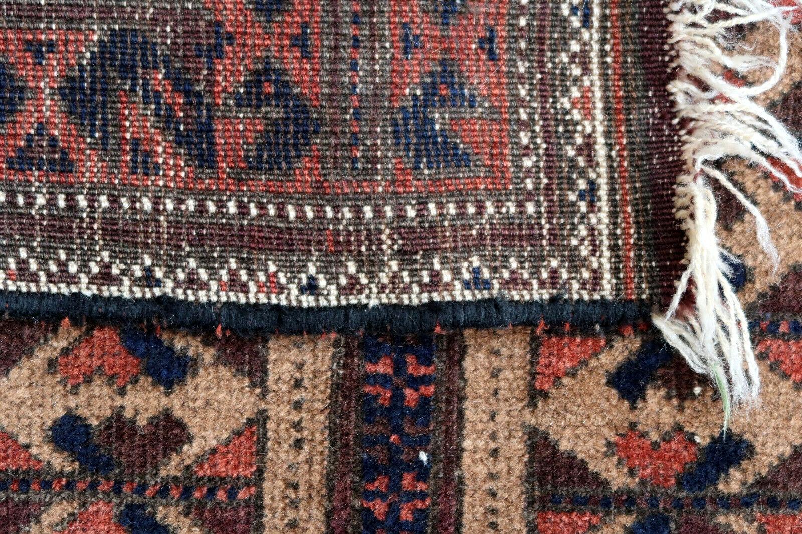 Handgefertigter antiker Belutsch-Teppich aus Zentralasien in gutem Originalzustand. Der Teppich stammt vom Anfang des 20. Jahrhunderts.

-zustand: original, leichte Altersspuren,

-um: 1900,

-größe: 3' x 5.2' (92cm x 160cm),

-material: