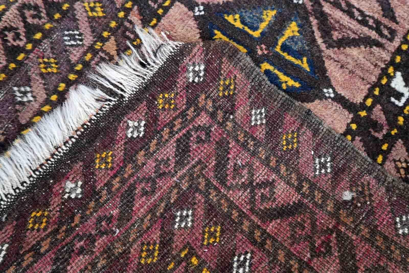 Tapis afghan Baluch ancien, fait à la main, à motif tribal. Le tapis est du début du 20ème siècle en état original, il a quelques poils bas.

-condition : original, quelques poils bas,

-circa : 1910s,

-Taille : 108 cm x 144 cm (3,5' x
