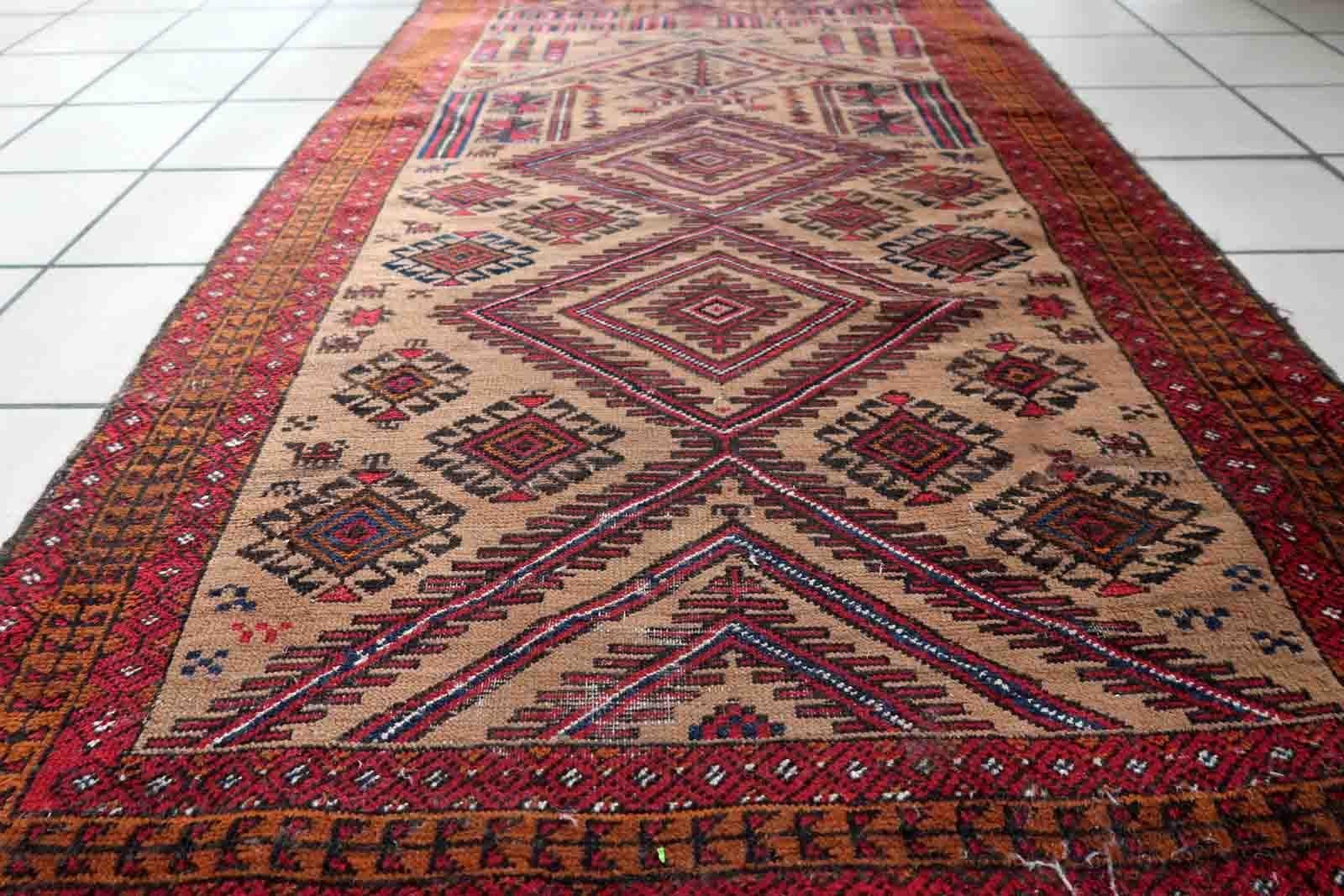 Tapis ancien afghan Baluch, fait à la main, à motifs de prières tribales. Le tapis date du début du 20ème siècle et est en état d'origine, il a quelques poils bas.

-état : original,  une pile basse,

-Circa : 1920,

-Taille : 2.8' x 4.5' (86cm x