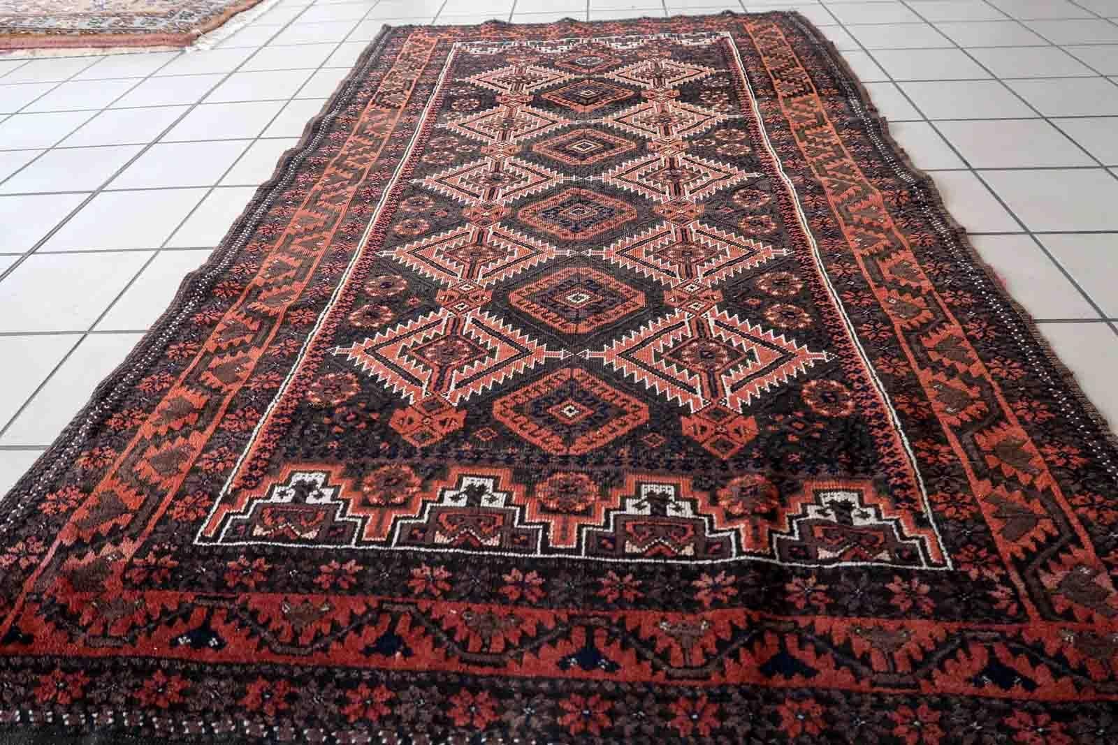 Tapis ancien afghan Baluch, fait à la main, au motif tribal traditionnel. Le tapis date du début du 20ème siècle et est en état d'origine, il a quelques poils bas minimes.

-état : original, un peu abîmé,

-Circa : 1920,

-Taille : 102 cm x 181 cm