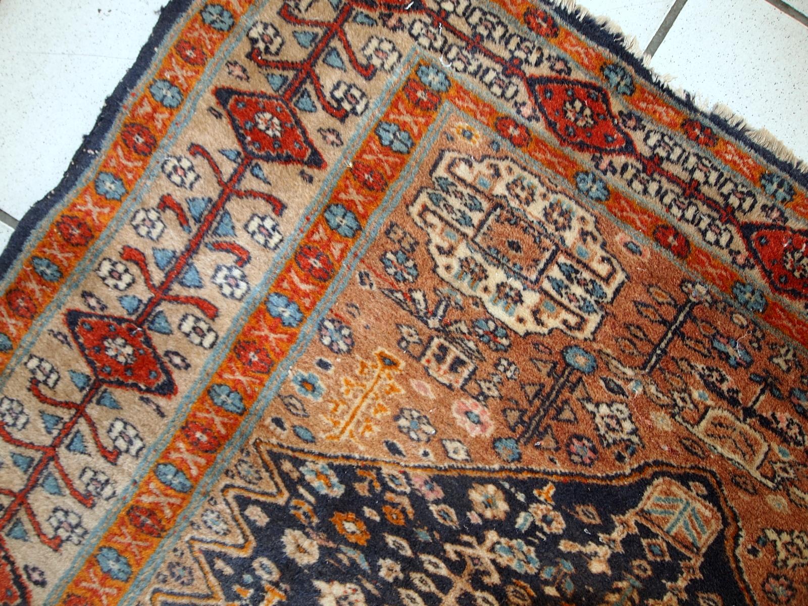 Handmade antique Baluch rug from Central Asia in original condition, it has some age wear. The rug is from the beginning of 20th century.

?-condition: original, some age wear,

-circa: 1920s,

-size: 3.1' x 4.9' (95cm x 149cm),

-material: