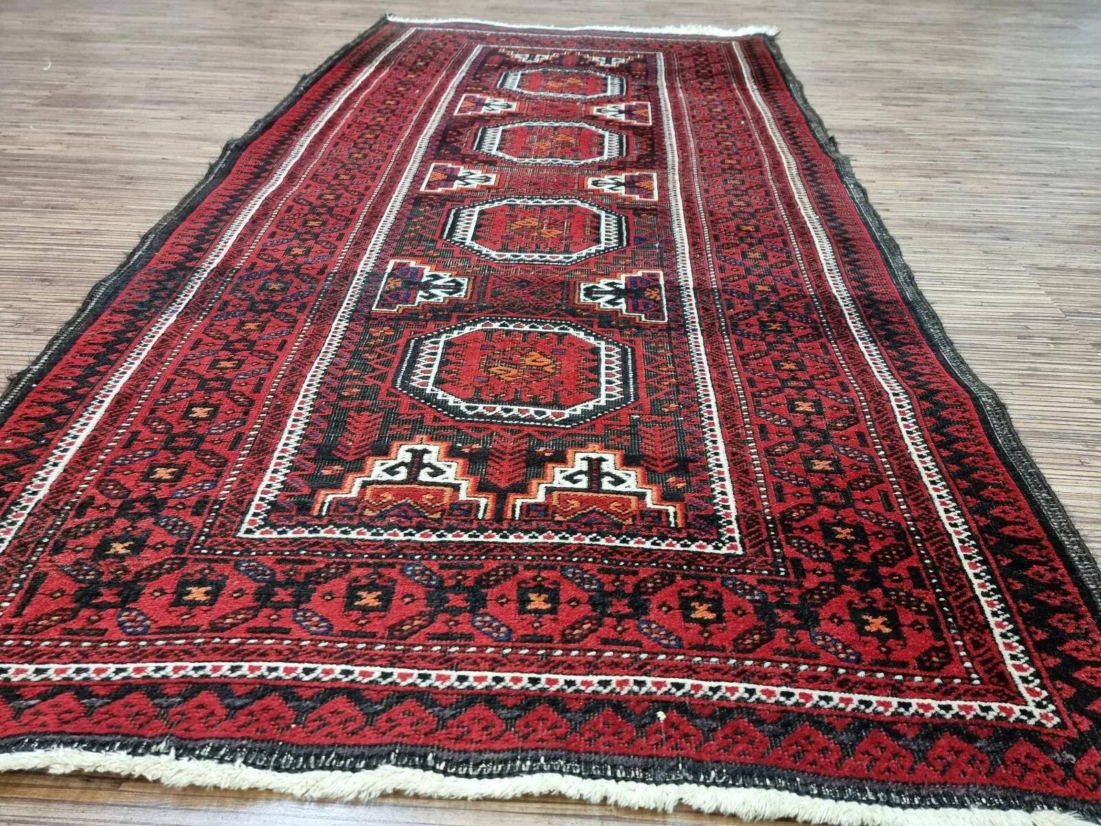 Handmade Antique Afghan Baluch Rug 2.9' x 5.4' 1930s - 1D197 In Good Condition For Sale In Bordeaux, FR
