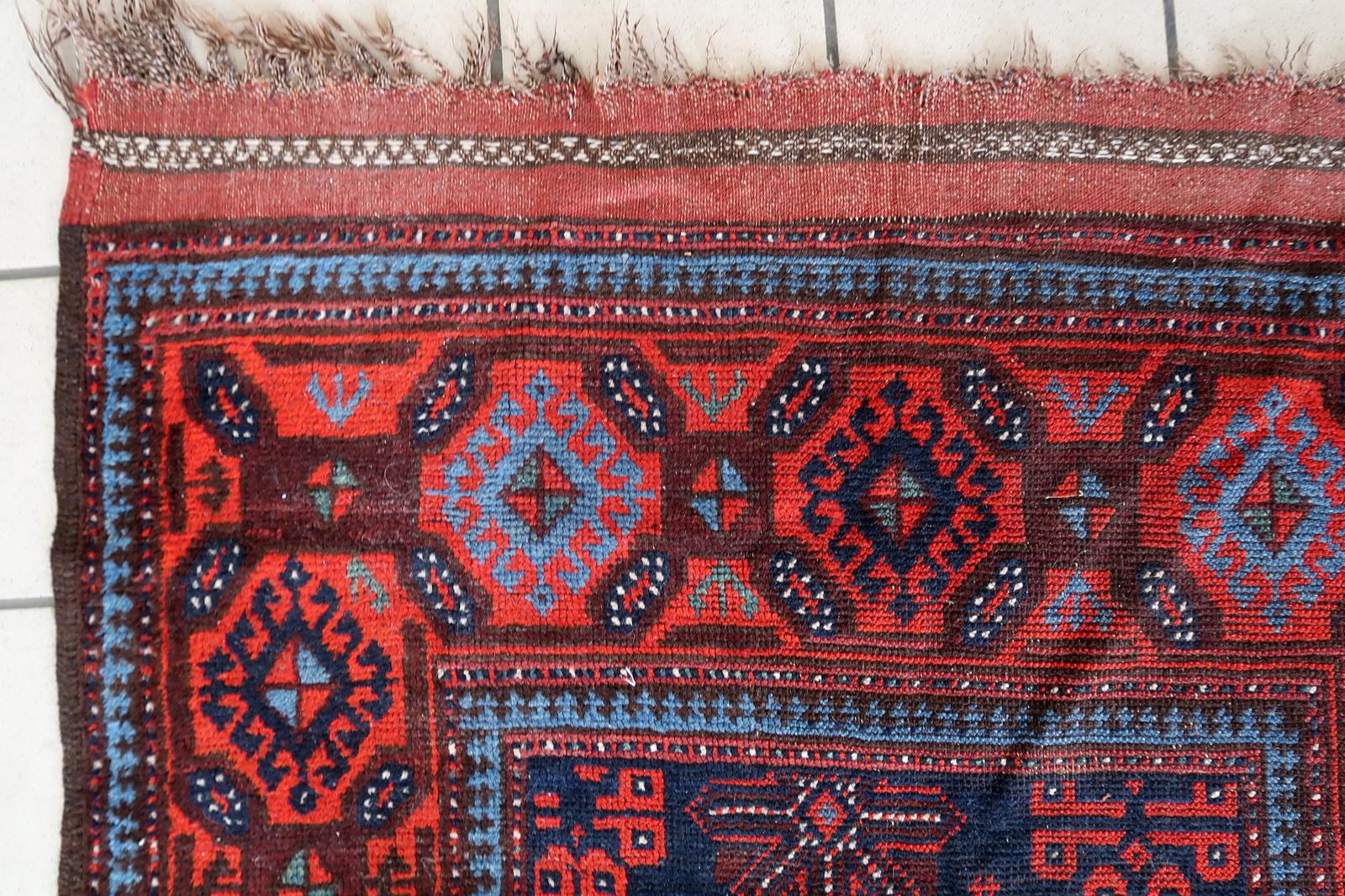 Cet ancien tapis afghan Baluch, fabriqué à la main et datant des années 1880, est une pièce extraordinaire de l'artisanat traditionnel, parfaite pour ajouter du caractère et de la chaleur à votre maison. Mesurant 3,12 pieds sur 7,18 pieds (95 cm x