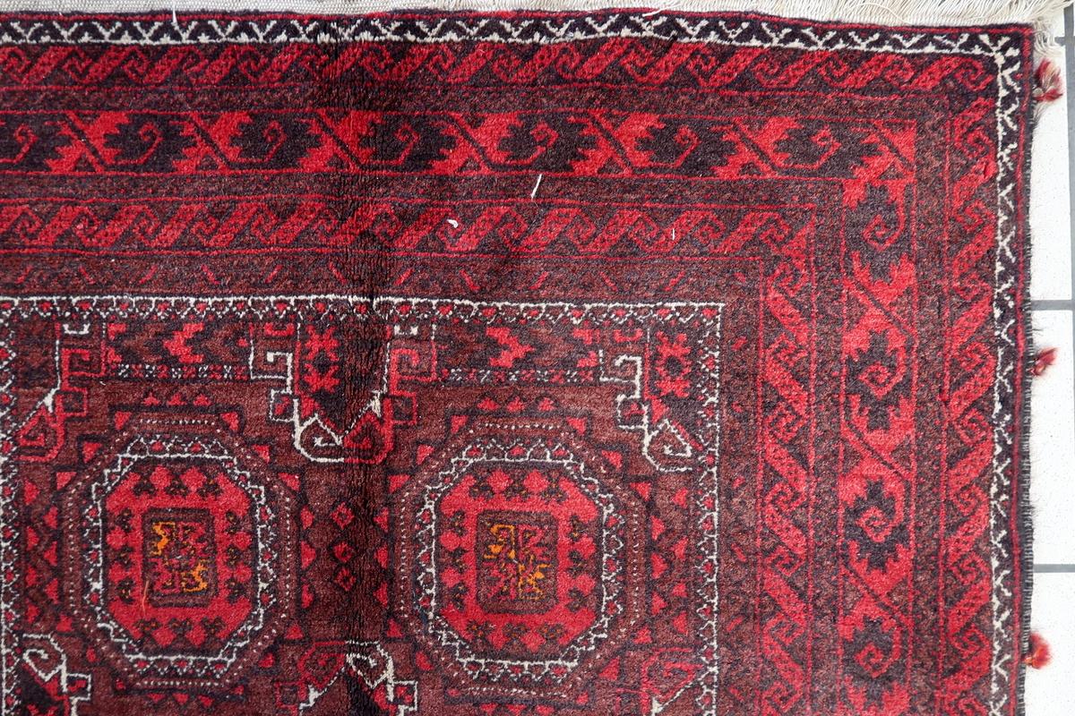 Ce tapis ancien afghan Baluch, fait à la main et datant des années 1930, est un magnifique exemple de l'artisanat tribal traditionnel. Tissé avec de riches teintures naturelles et des motifs complexes, cette pièce est à la fois un objet de