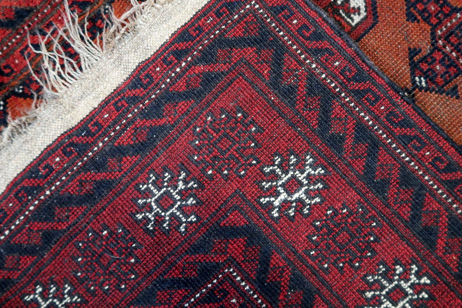 Handgefertigter antiker afghanischer Baluch-Teppich 3.8' x 4,8', 1920er Jahre - 1C1141 im Angebot 4